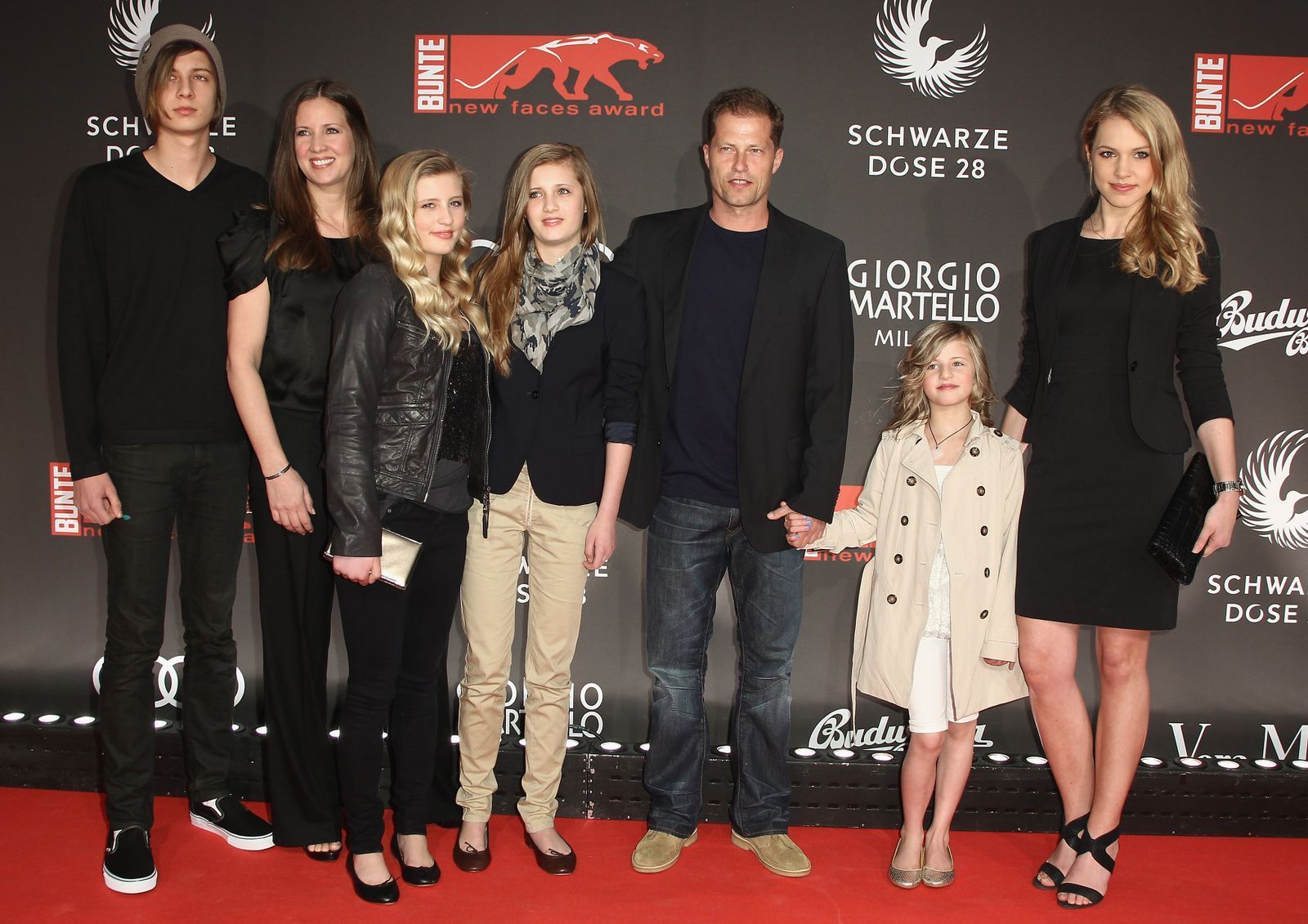 Und noch ein Bild mit Seltenheitswert (aus dem Jahr 2011) - die gesamte Familie gemeinsam auf dem roten Teppich: (von links) Valentin Schweiger, Dana Schweiger, Luna Schweiger, Lilli Schweiger, Til Schweiger, Emma Schweiger sowie die damalige Lebensgefährtin von Til Schweiger, Svenja Holtmann. (Bild: 2011 Getty Images/Andreas Rentz)