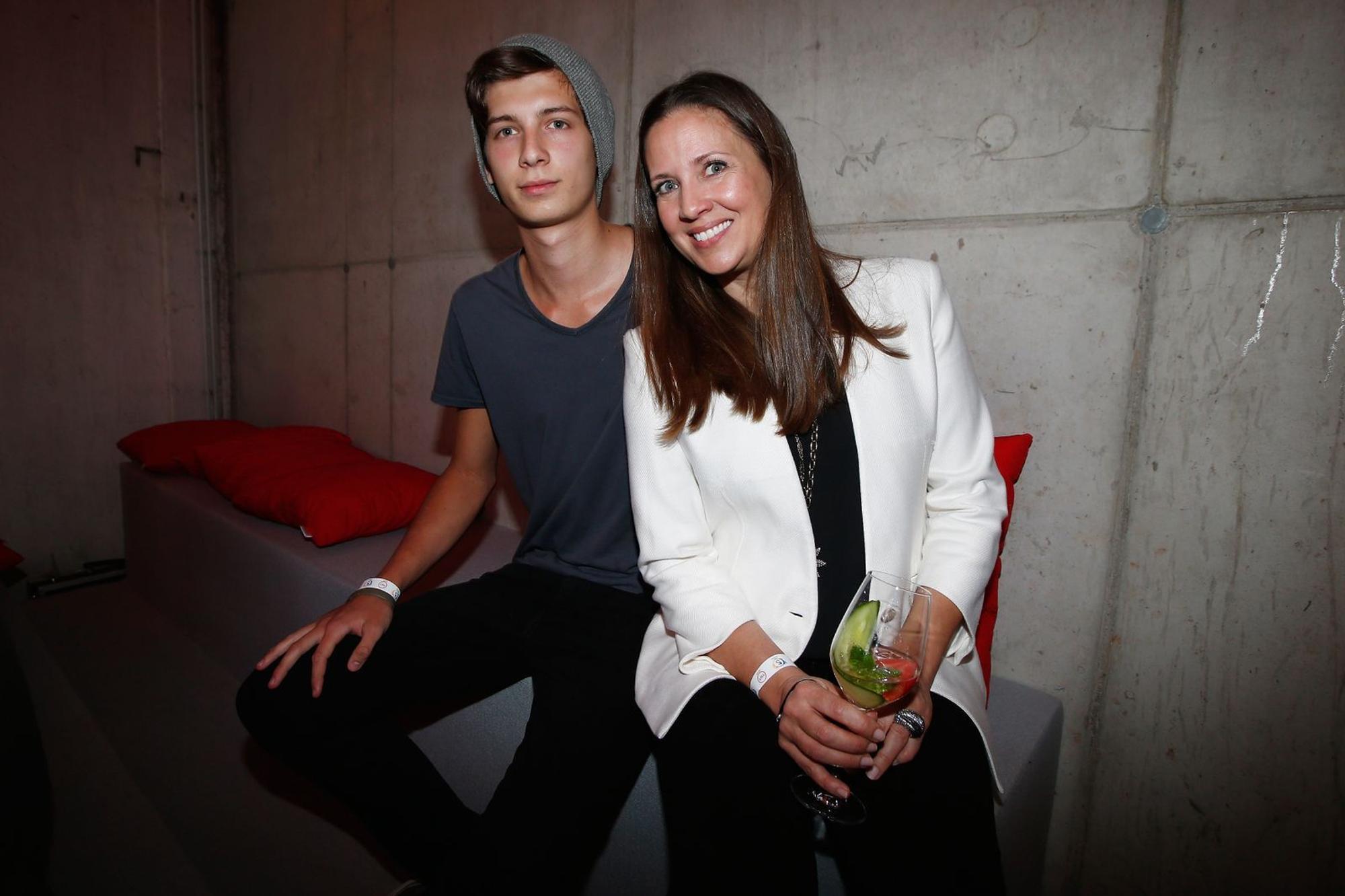 Bilder von Valentin Schweiger (hier 2014, mit Mutter Dana) sind selten. Auch von seinem Nachwuchs gibt es keinen fotografischen Beweis: Ende 2020 machte der heute 30-Jährige Til Schweiger zum Großvater. (Bild: Andreas Rentz/Getty Images for Turner Broadcasting System Deutschland)