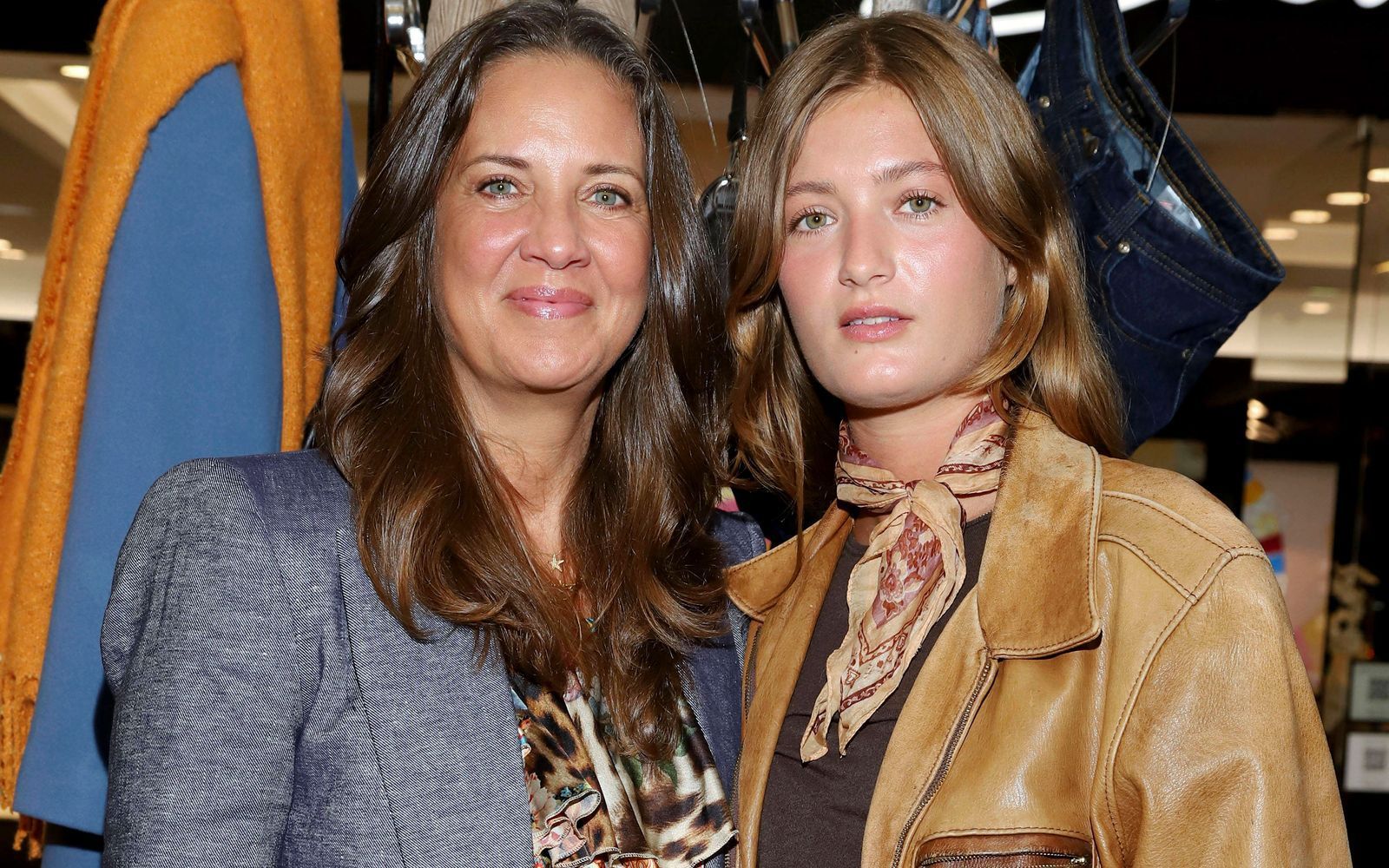 Falls es mit der Schauspielkarriere nicht klappt, hat Lilli Schweiger (rechts, mit Mutter Dana) noch einen Plan B. Sie wolle eine Tischlerlehre beginnen, erzählte sie im Januar 2020 der „Bild“. (Bild: IMAGO / Future Image)