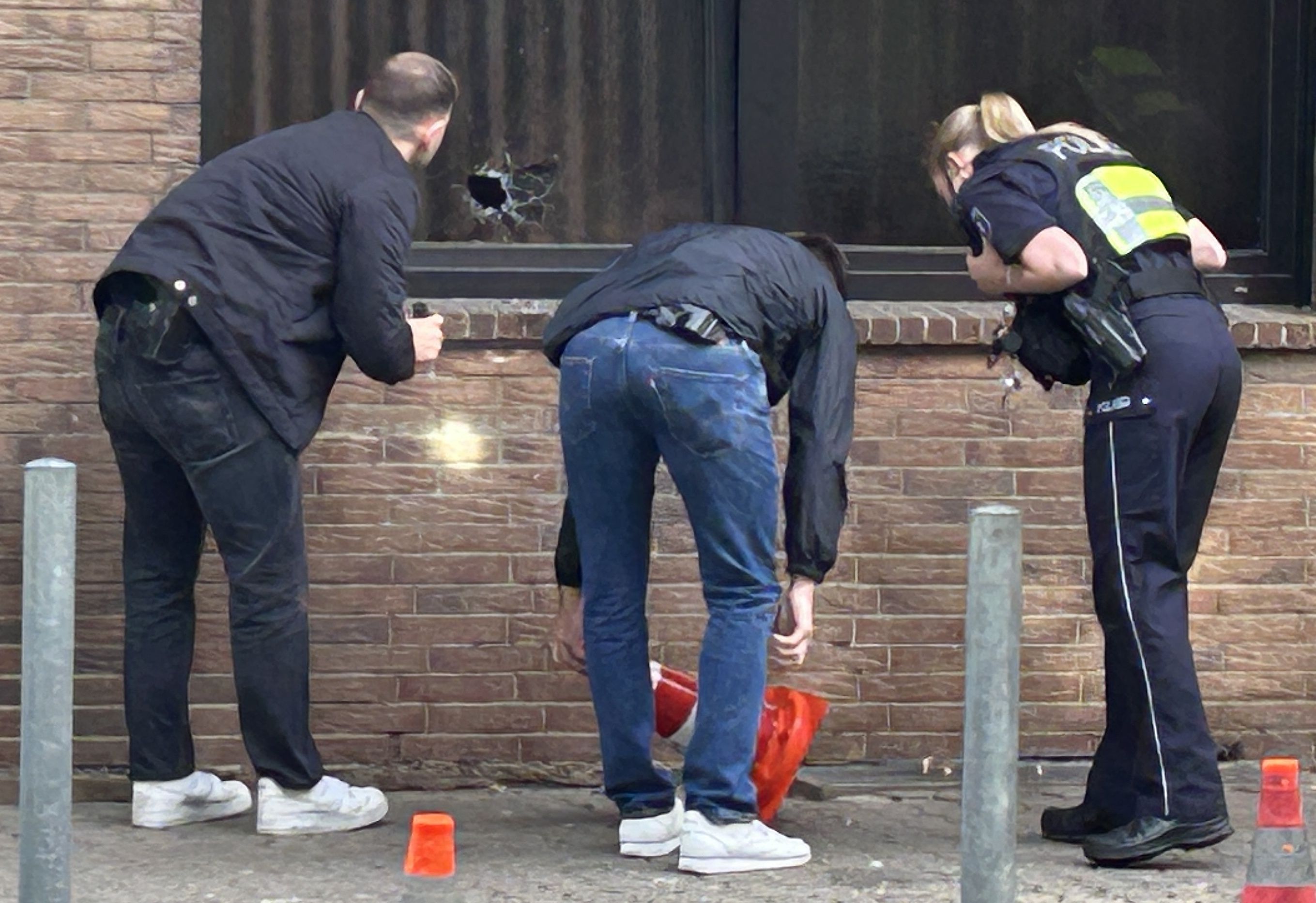 Einsatzkräfte der Polizei arbeiten am Tatort. Erneut gab es Schüsse auf einen Gastronomiebetrieb in Köln: Im Stadtteil Ostheim ist eine Bar beschossen worden.