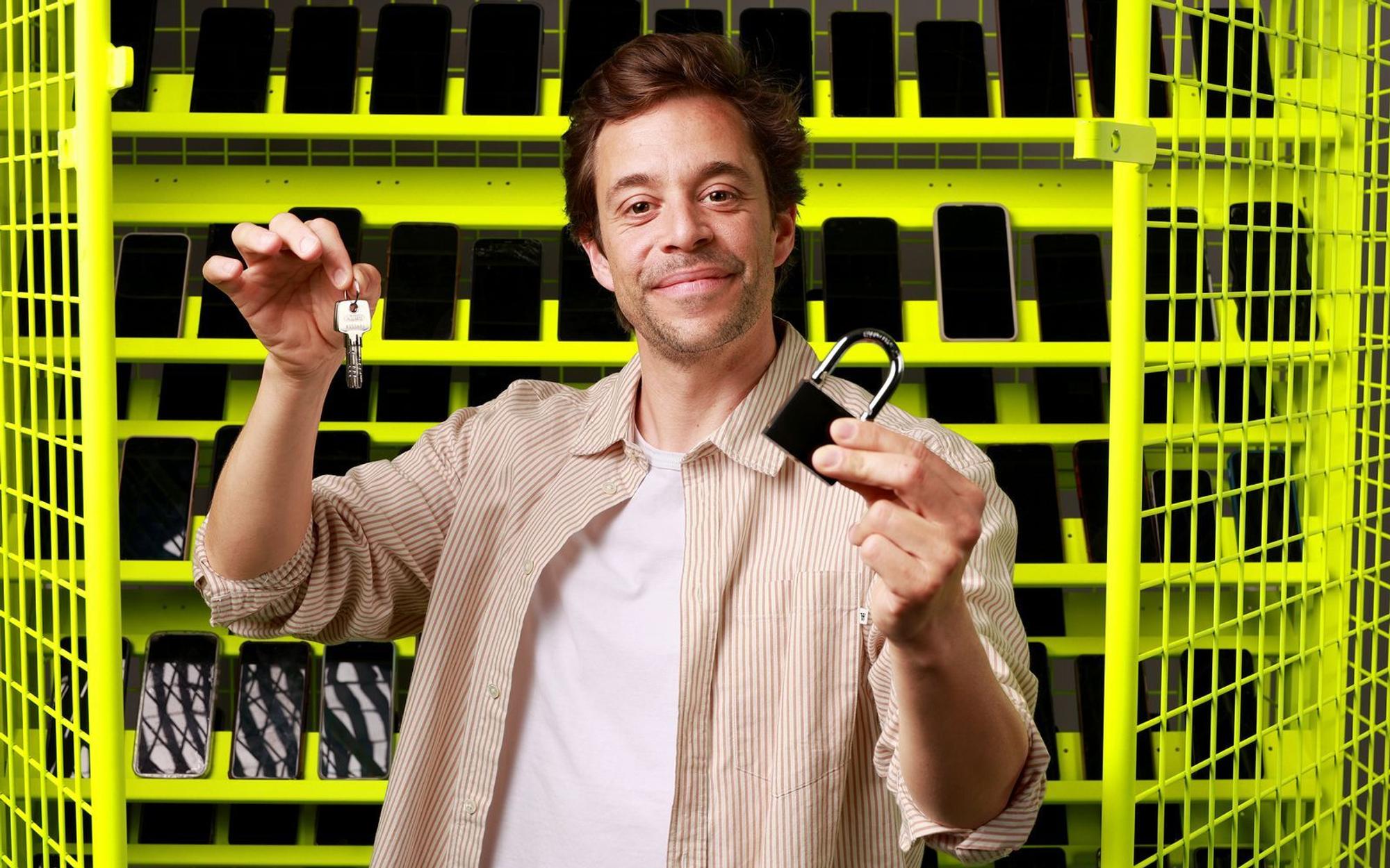 Für ein TV-Experiment verzichtete „Checker Tobi“ Tobias Krell 22 Tage lang auf sein Smartphone. (Bild: SWR/Thomas Spitschka)
