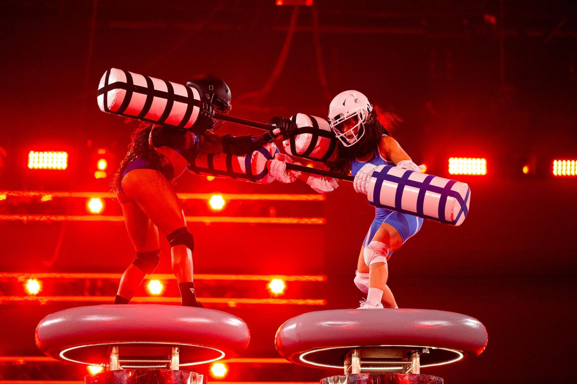 Immer feste druff: Beim „Duel“ hauen sich Contenders und Gladiators bei „Gladiators - Die Show der Giganten“ (RTL) paarweise mit XXL-Wattestäbchen. (Bild: RTL/Pervin Inan-Serttas)