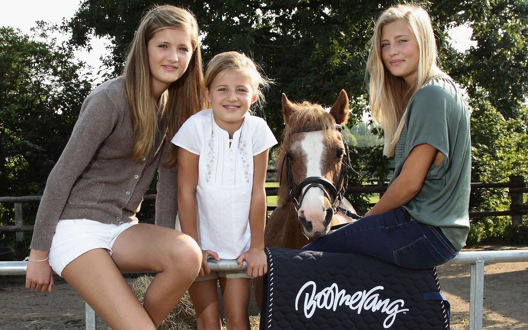 Ihre ersten kleineren Rollen hatten sie in Til Schweigers Kinohit „Keinohrhasen“ (2007), 15 Jahre ist es her, dass seine Töchter (von links) Lilli, Emma und Luna Schweiger in „Die Pfotenbande“ (2011) auf gemeinsame „tierische Abenteuer“ gingen. (Bild: Andreas Rentz/Getty Images for 2011 Boomerang)