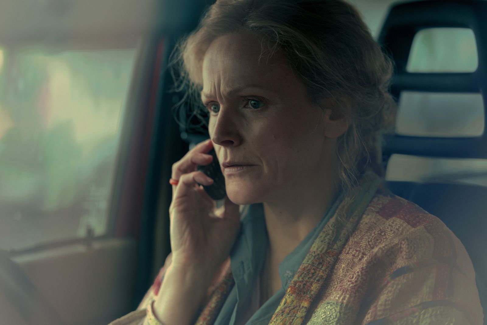 Jenna Reid (Maxine Peake) lebt mit Mann und Tochter ein zurückgezogenes Leben auf einer Farm in der Nähe von Port McKenna. (Bild: Apple TV)
