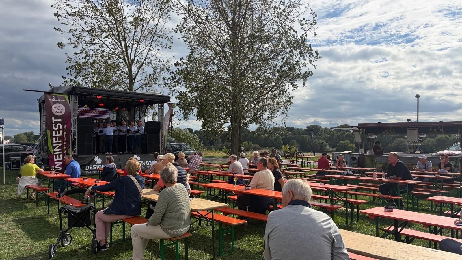 Rheinblick beim Weinfest: Am Freitagnachmittag bleibt der Andrang auf dem Gelände überschaubar.