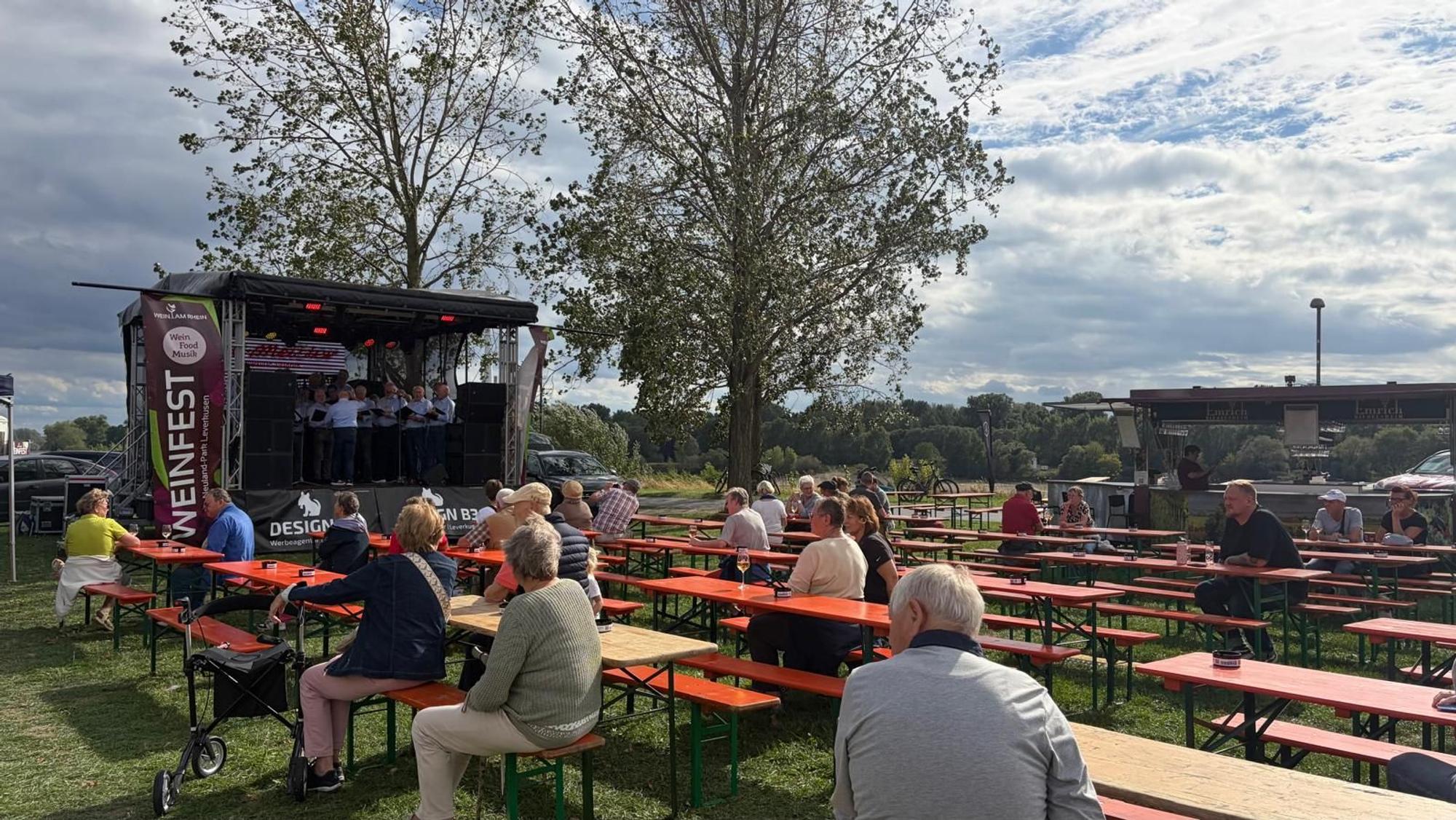 Rheinblick beim Weinfest: Am Freitagnachmittag bleibt der Andrang auf dem Gelände überschaubar.