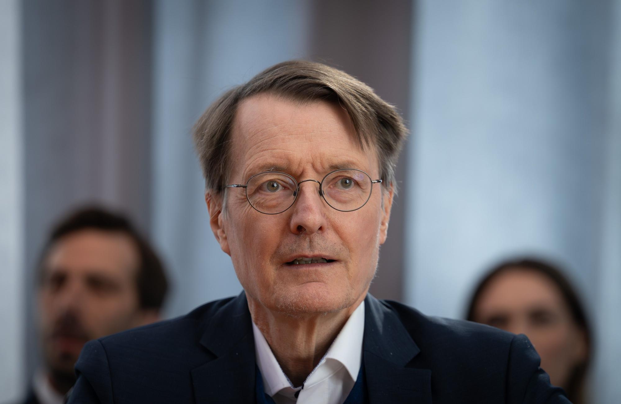 Karl Lauterbach (SPD), früherer Gesundheitsminister, wartet auf den Beginn der öffentlichen Anhörung der Enquete-Kommission des Bundestages zur Corona-Pandemie. (zu dpa: «Wem nützt die Frührente? DIW-Chef und Lauterbach uneins») Foto: Soeren Stache/dpa +++ dpa-Bildfunk +++