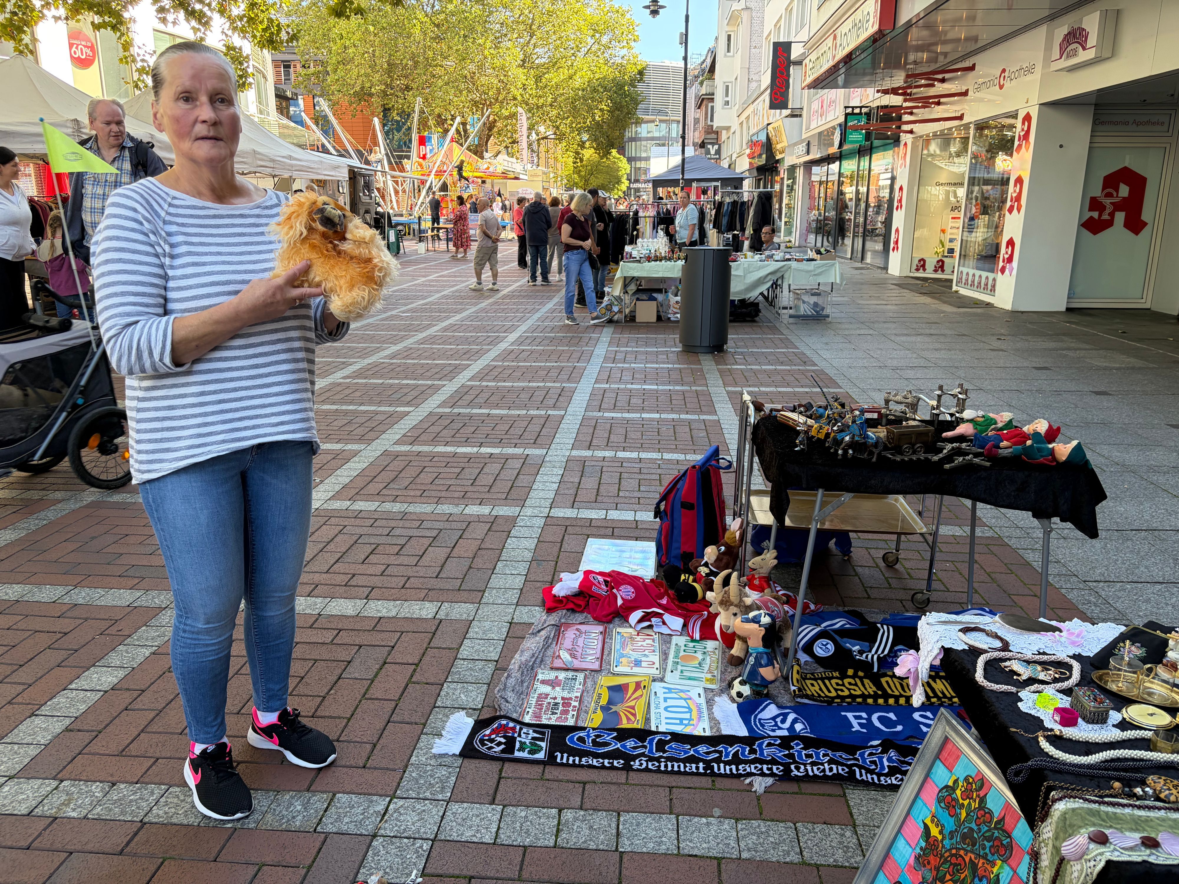 Christina Rennhack und ihr Mann sind zum ersten Mal auf einem Markt in Wiesdorf.
