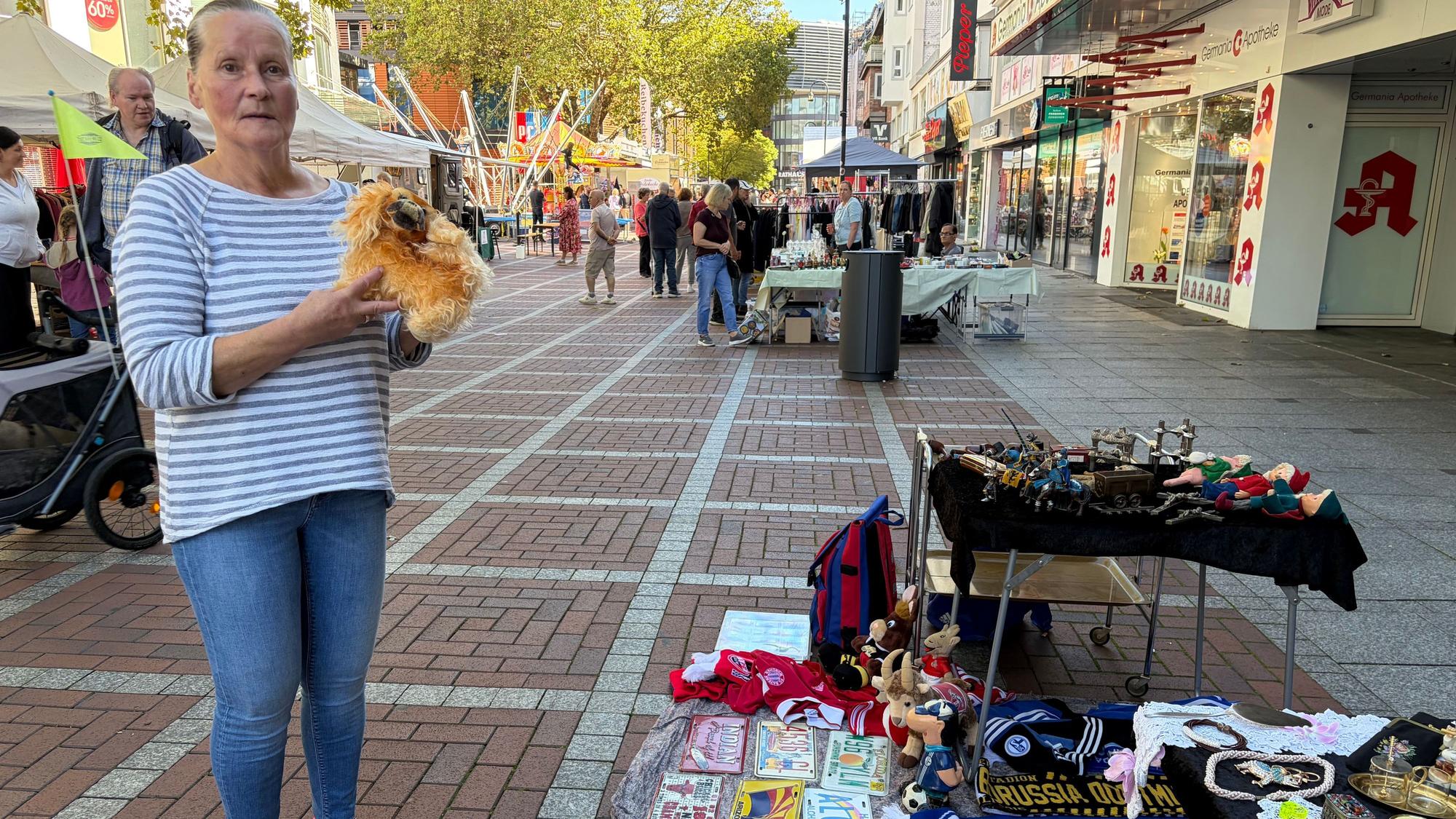 Christina Rennhack und ihr Mann sind zum ersten Mal auf einem Markt in Wiesdorf.