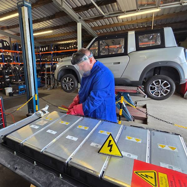 René Fauré, Mitarbeiter der Autoverwertung und des Schrotthandels Noiron von Michael Kappenstein, entlädt die Batterie des Citroën Méhari, der in Waldbröl zerlegt wird. Die Teile werden dann verkauft