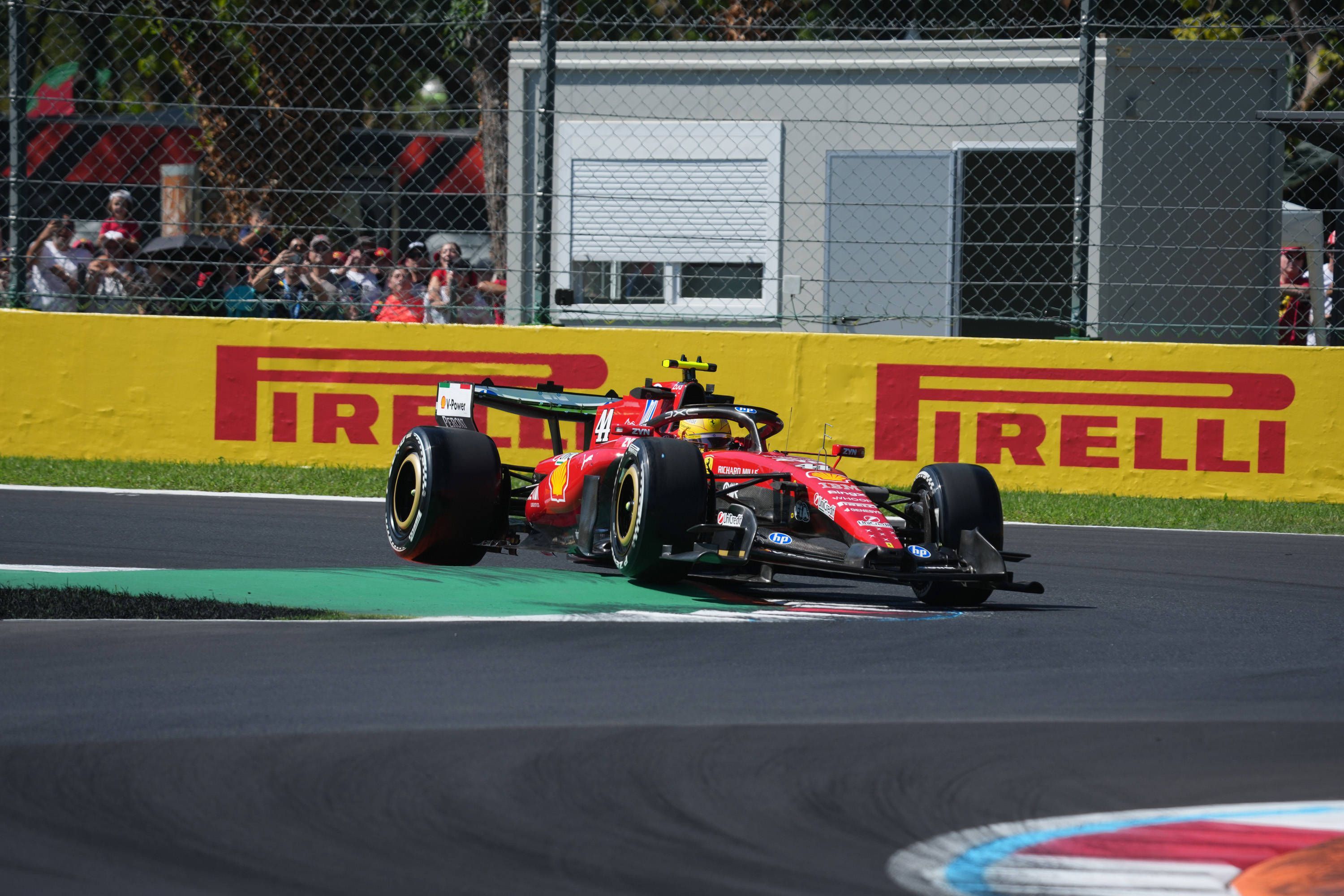 Lewis Hamilton nimmt eine Kurve.