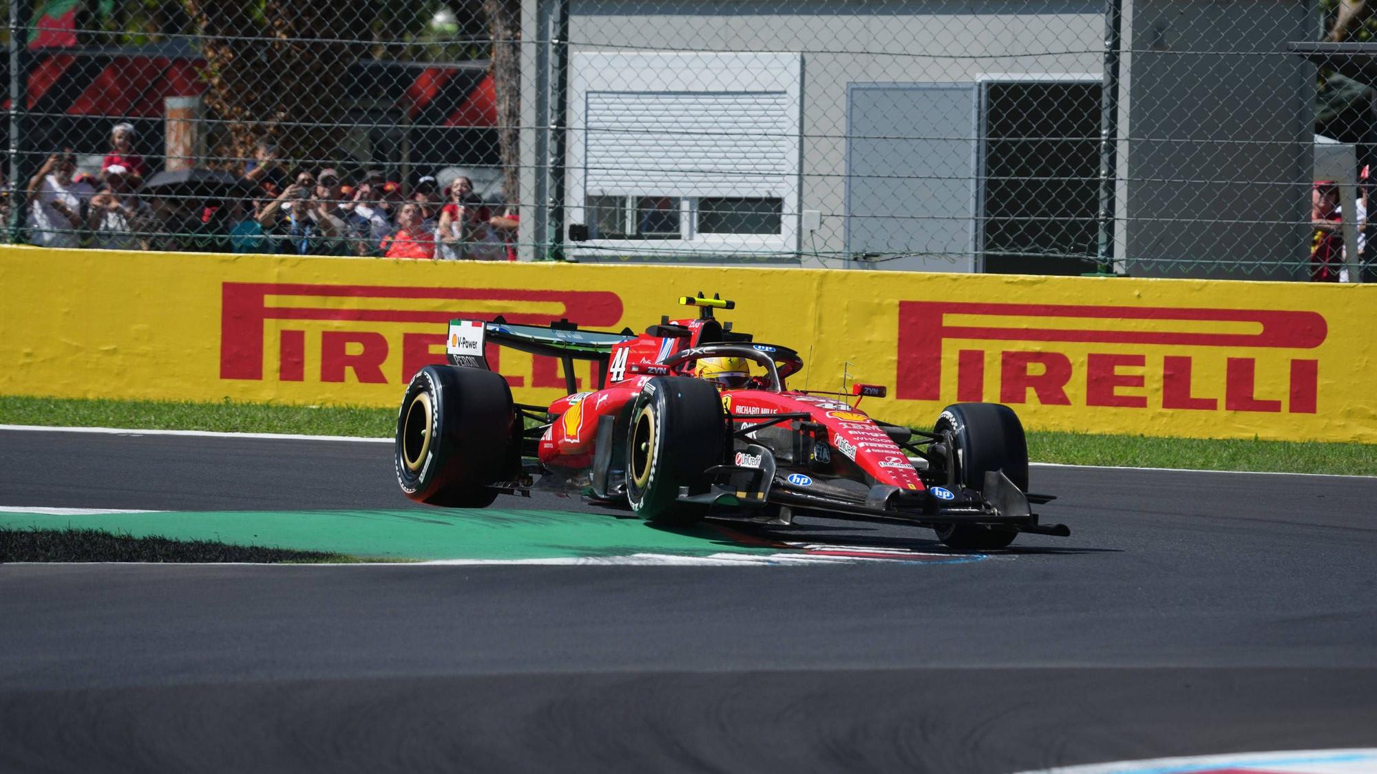 Lewis Hamilton nimmt eine Kurve.