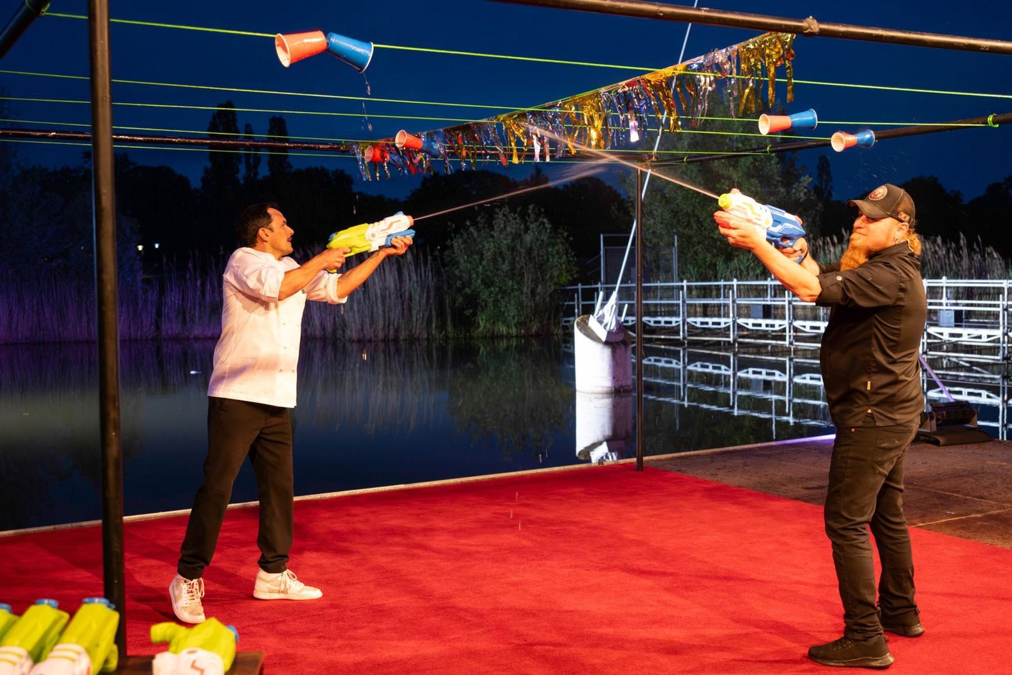 In der Küchen-Competition gelang Henssler gegen Maurer gleich die Revanche mit Wasserspritzpistolen. (Bild: RTL/Markus Hertrich)