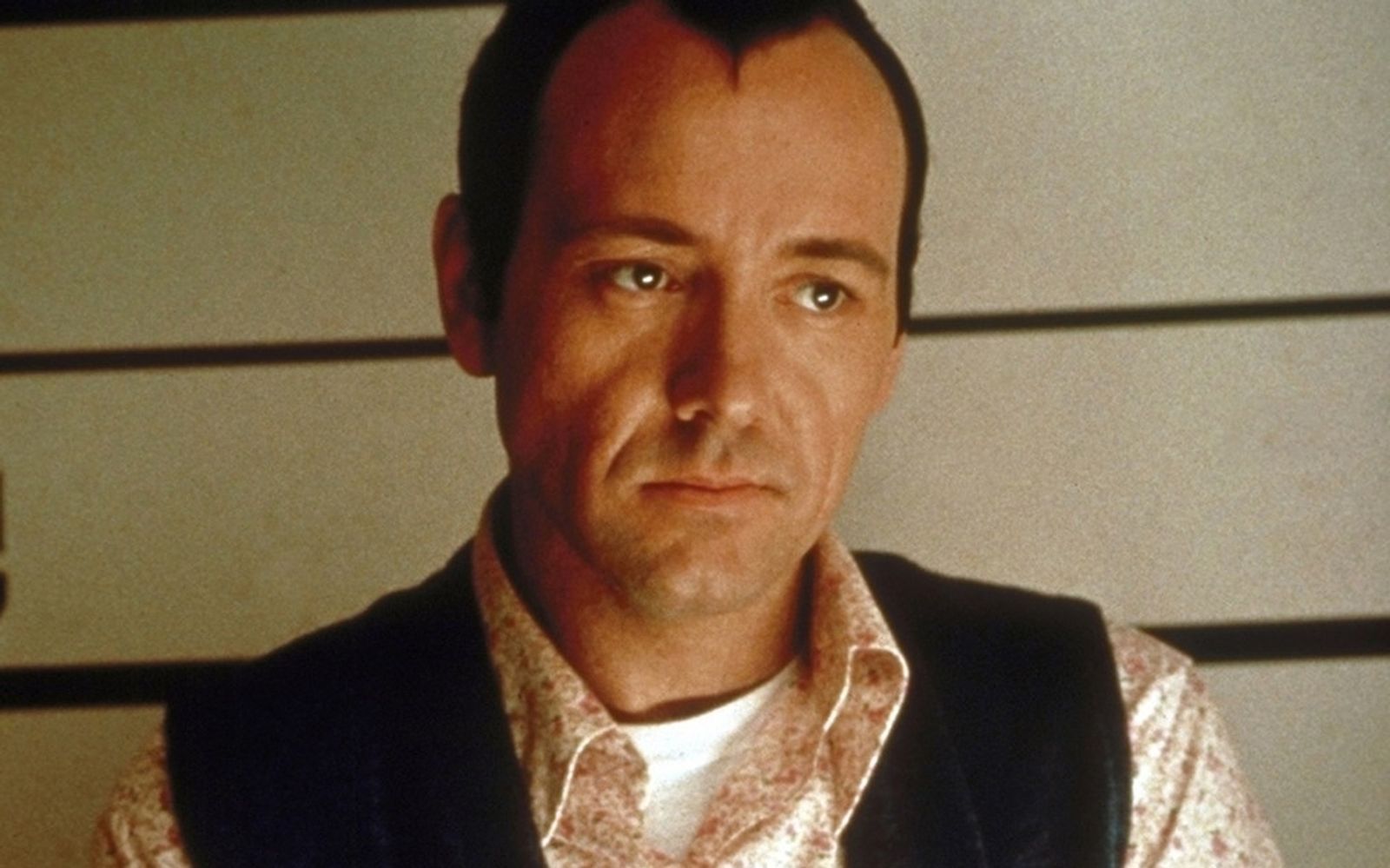Ganove Verbal Kint (Kevin Spacey) ist einer von zwei Überlebenden des Feuers. (Bild: AXN / Gramercy Pictures)