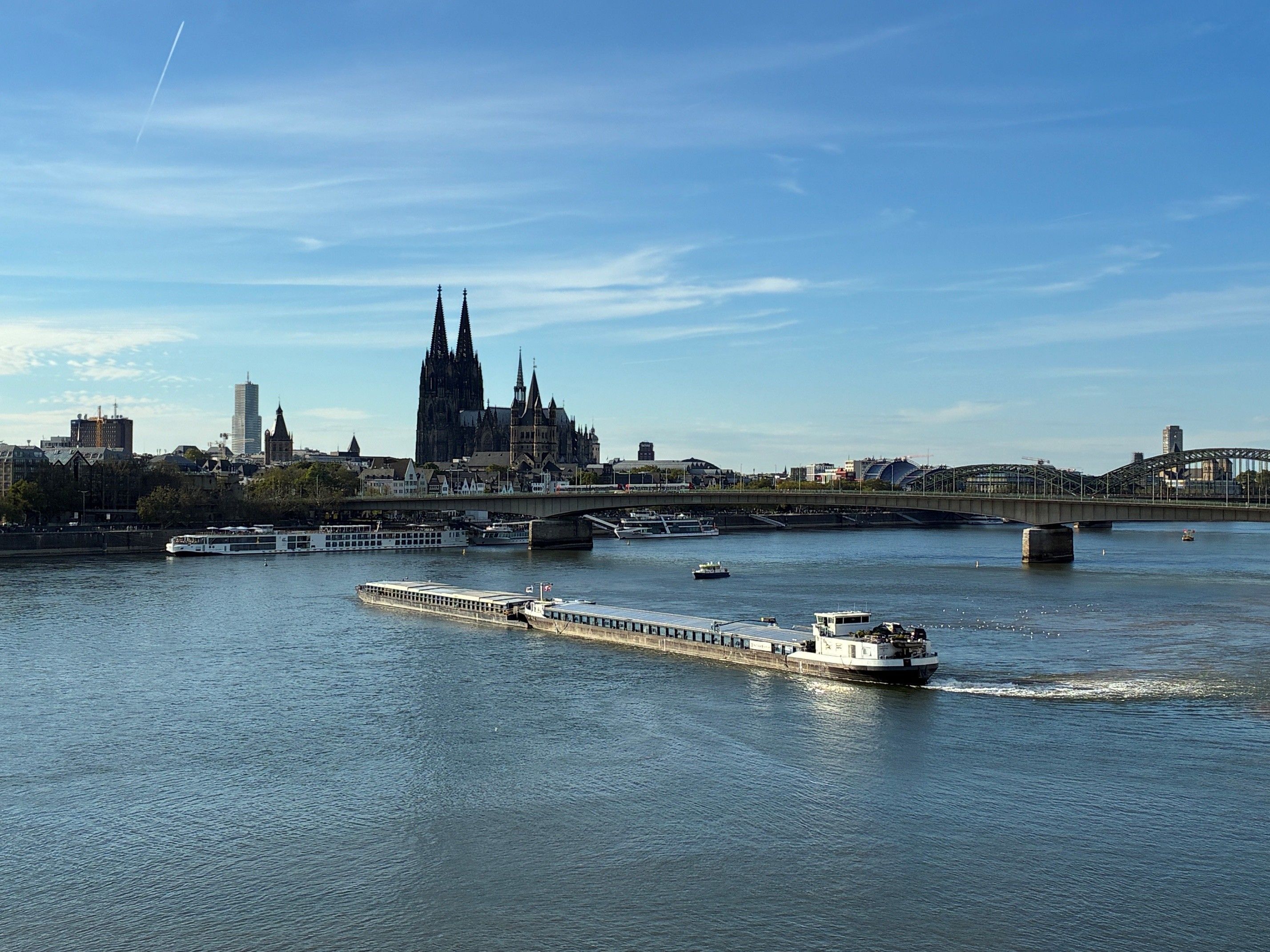 Ein Schiff hat sich auf dem Rhein in Köln festgefahren und steht fast quer.