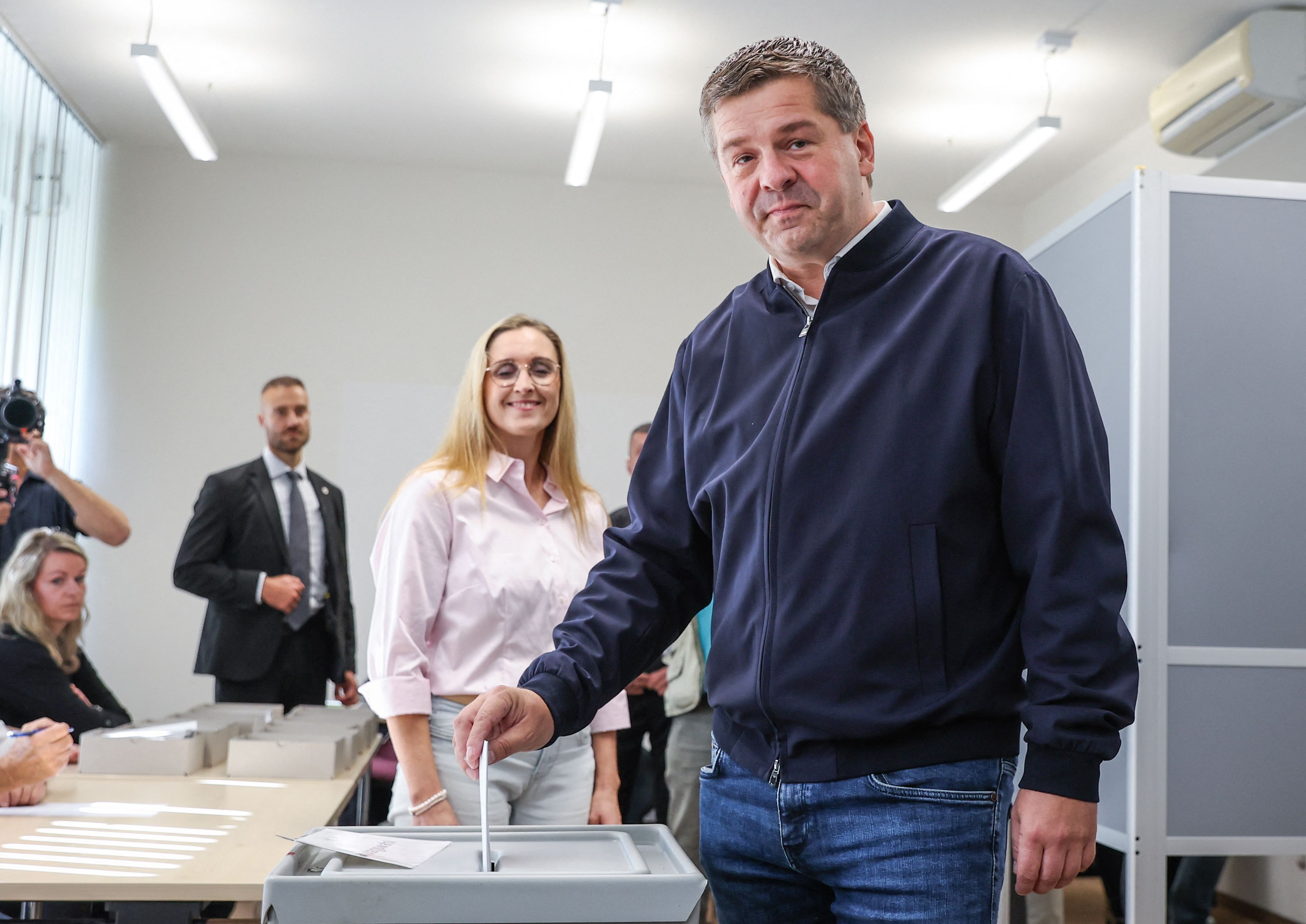 Sven Schulze gibt seine Stimme ab.