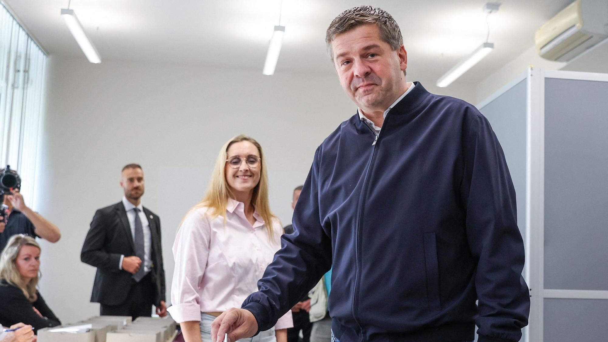 Sven Schulze gibt seine Stimme ab.