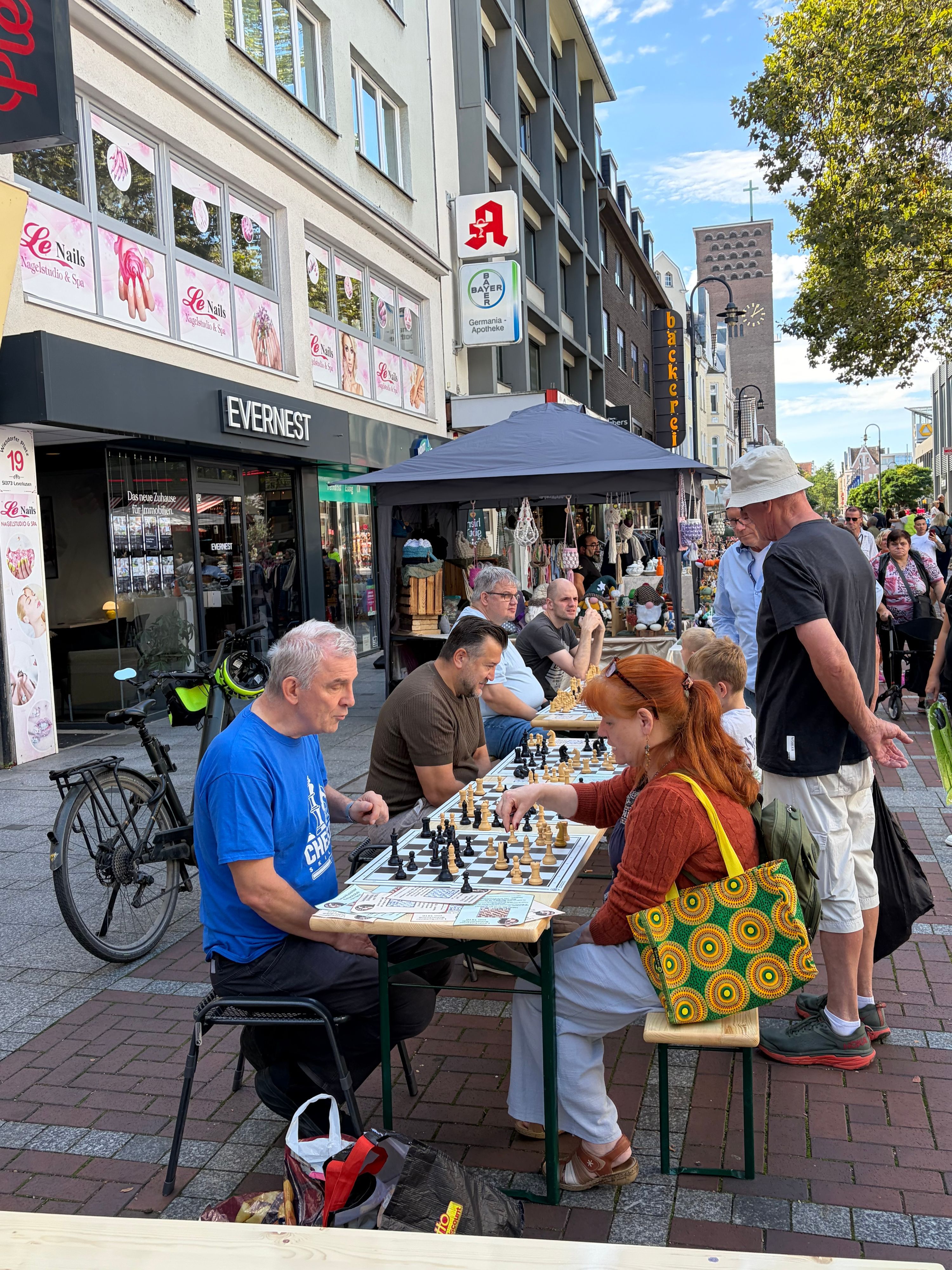 Eine Partie Schach – auch mit Anleitung – mitten in der Fußgängerzone.
