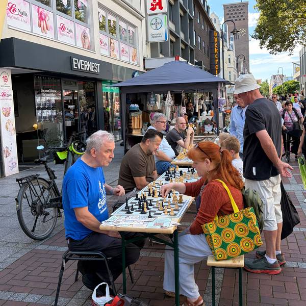 Eine Partie Schach – auch mit Anleitung – mitten in der Fußgängerzone.