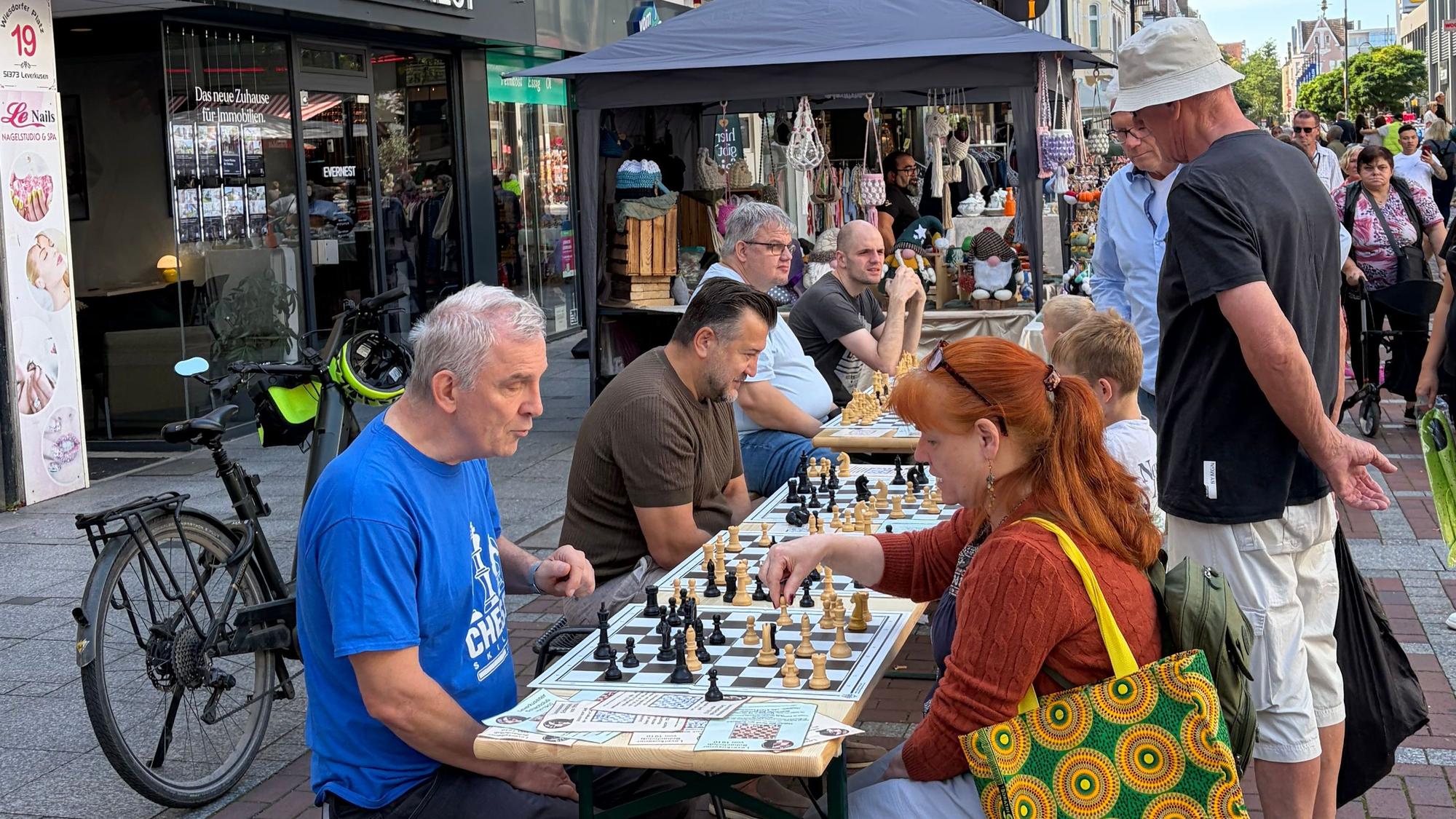 Eine Partie Schach – auch mit Anleitung – mitten in der Fußgängerzone.