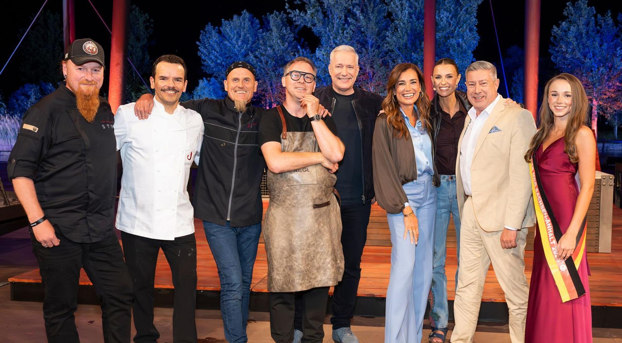 Das „Coach-Special“ bei „Grill den Henssler“: Lucki Maurer, Steffen Henssler, Ralf Zacherl, Max Stiegl, AlexanderHerrmann, Jana Ina Zarrella, Laura Wontorra, Joachim Llambi und „Miss Sachsen-Anhalt“ Charlotte Bangemann (von links) trafen sich zum Grillabend. (Bild: RTL/Markus Hertrich)