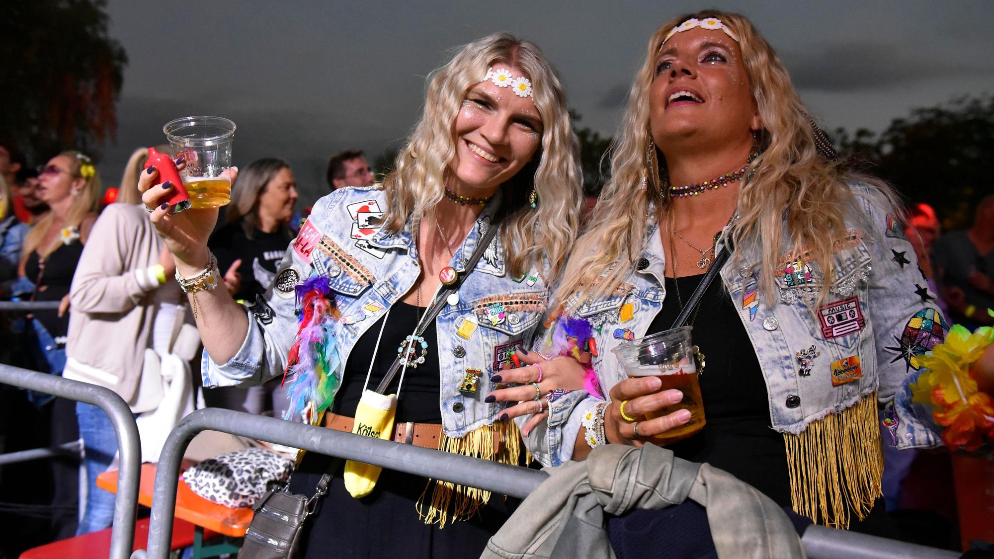 Auf dem Bild sind zwei Besucherinnen im Kostüm auf dem Festival am Otto-Maigler-See zu sehen.