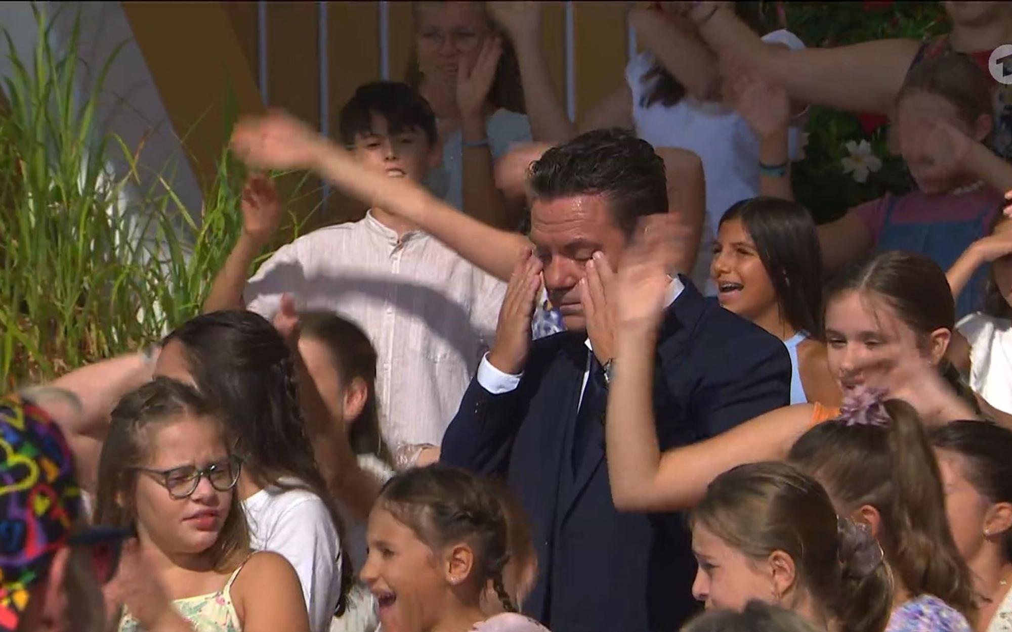 Die Kinder vom „Roten Mikrofon“ widmen Stefan Mross ein Lied, welches den Moderator zu Tränen rührt. (Bild: Screenshot ARD)