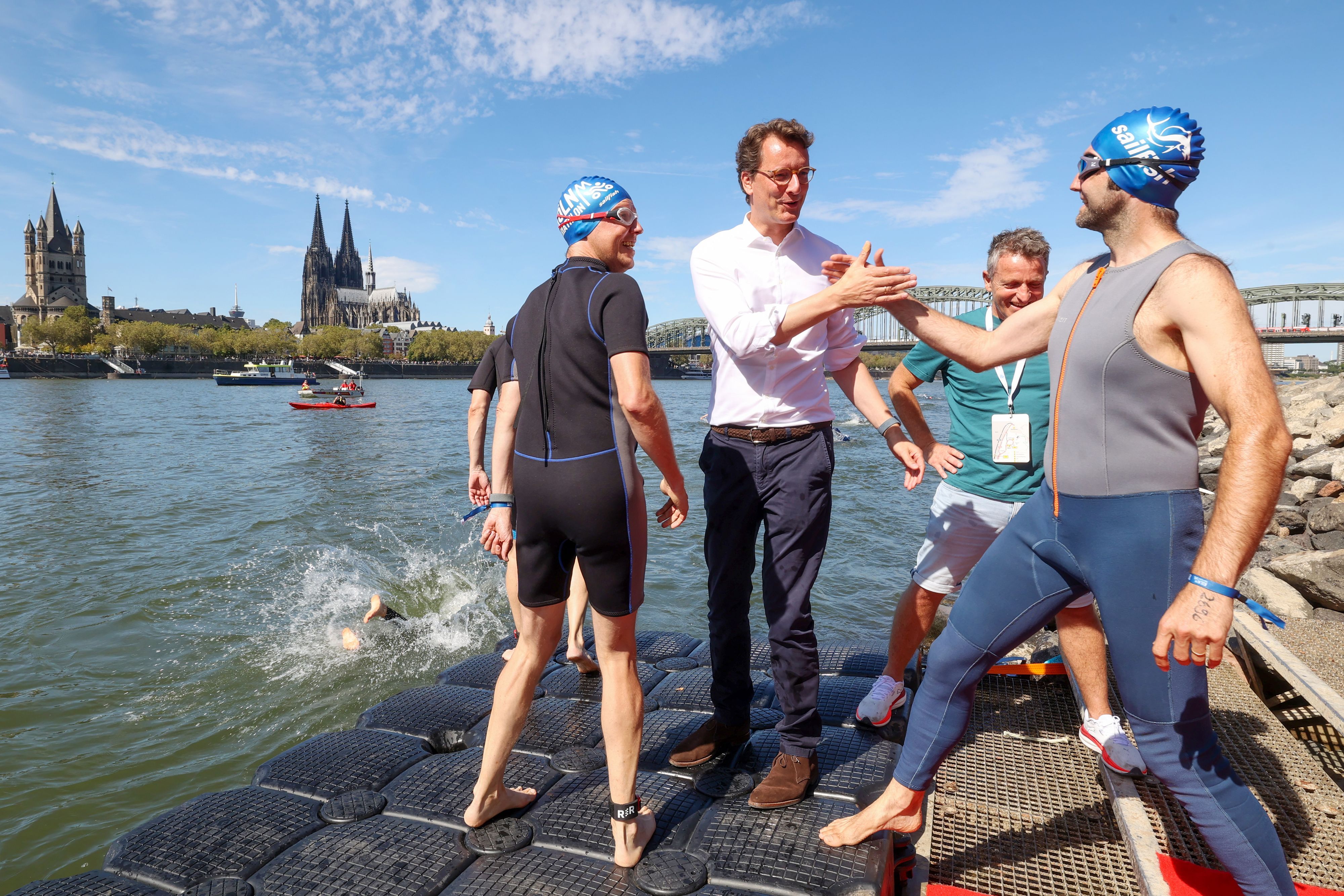 06.09.2026. Köln: Beim 5. Köln Triathlon nehmen 4.200 Athletinnen und Athleten auf drei unterschiedlichen Distanzen teil. Laut Veranstalter ist das eine Rekordzahl an Teilnehmenden. Die Veranstaltung ist seit Anfang des Jahres ausgebucht. Ministerpräsident Hendrik Wüst. Foto: Martina Goyert