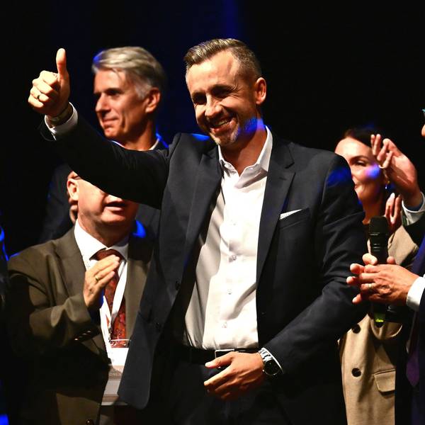06.09.2026, Sachsen-Anhalt, Magdeburg: Ulrich Siegmund (Mitte r, AfD), Spitzenkandidat und Co-Vorsitzender der AfD-Landtagsfraktion Sachsen-Anhalt, steht bei der Wahlparty der AfD im Alten Theater gestikulierend auf der Bühne. Am Sonntag (06.09.2026) wurde in Sachsen-Anhalt ein neuer Landtag gewählt. Foto: Sebastian Gollnow/dpa +++ dpa-Bildfunk +++