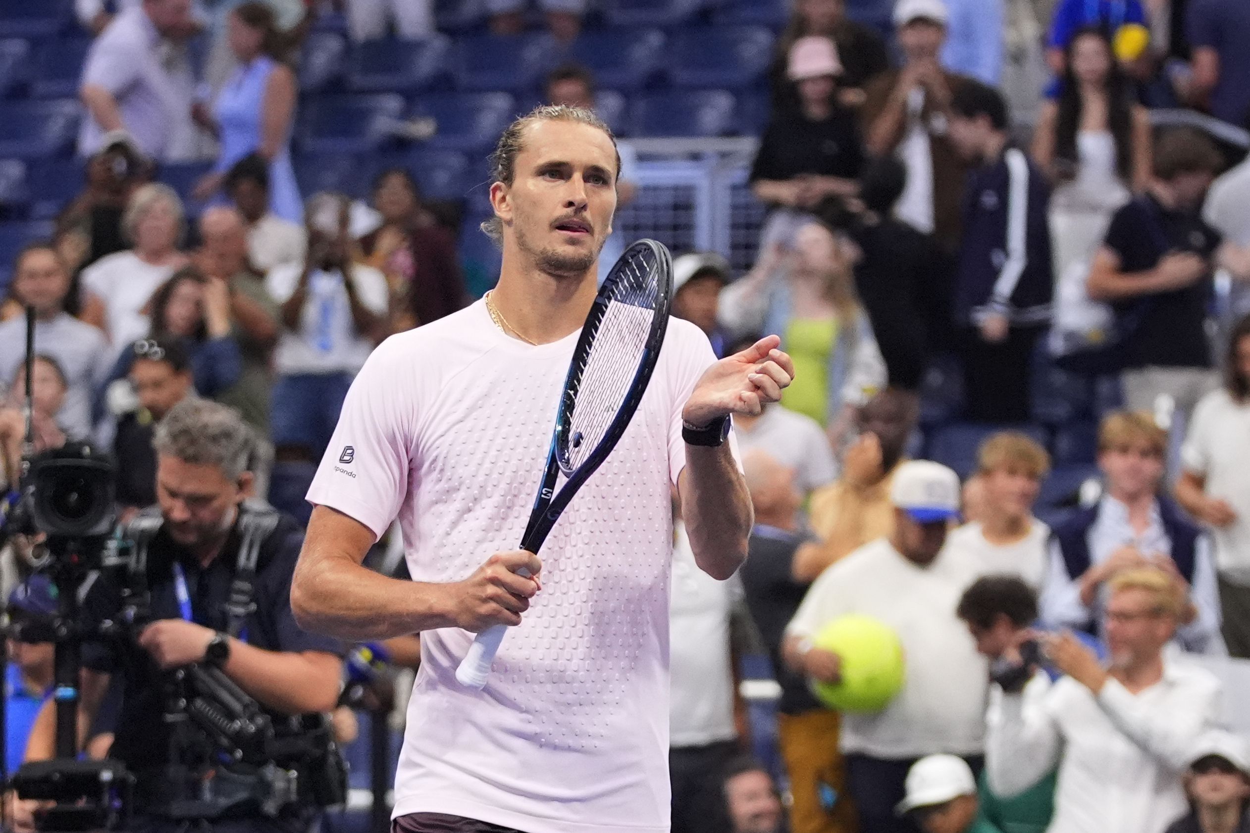 Alexander Zverev bei den Fans nach seinem Sieg.