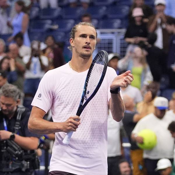 Alexander Zverev bei den Fans nach seinem Sieg.