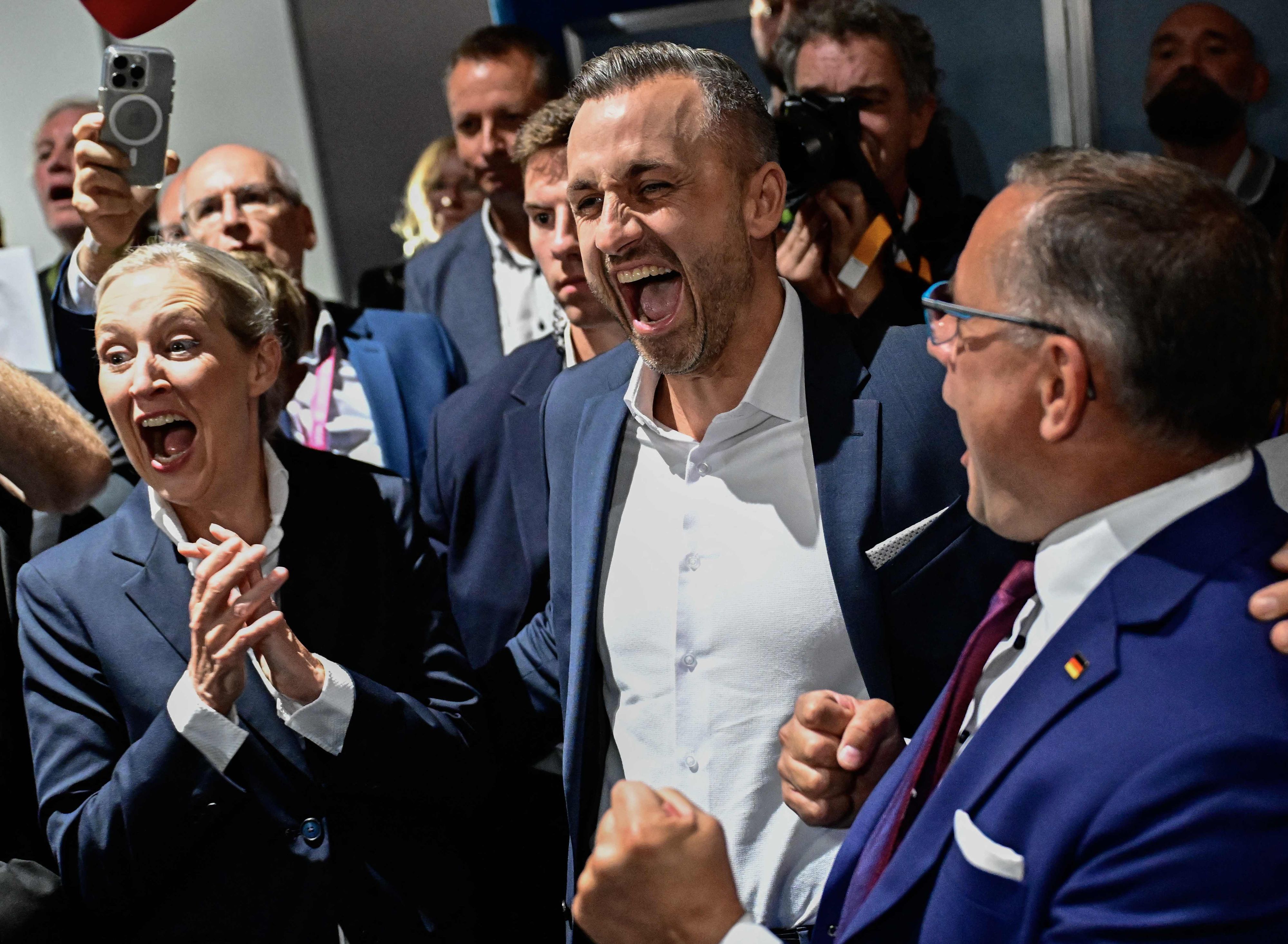 Ulrich Siegmund (M.), Alice Weidel (l.) und Tino Chrupalla jubeln über das Wahlergebnis in Sachsen-Anhalt.