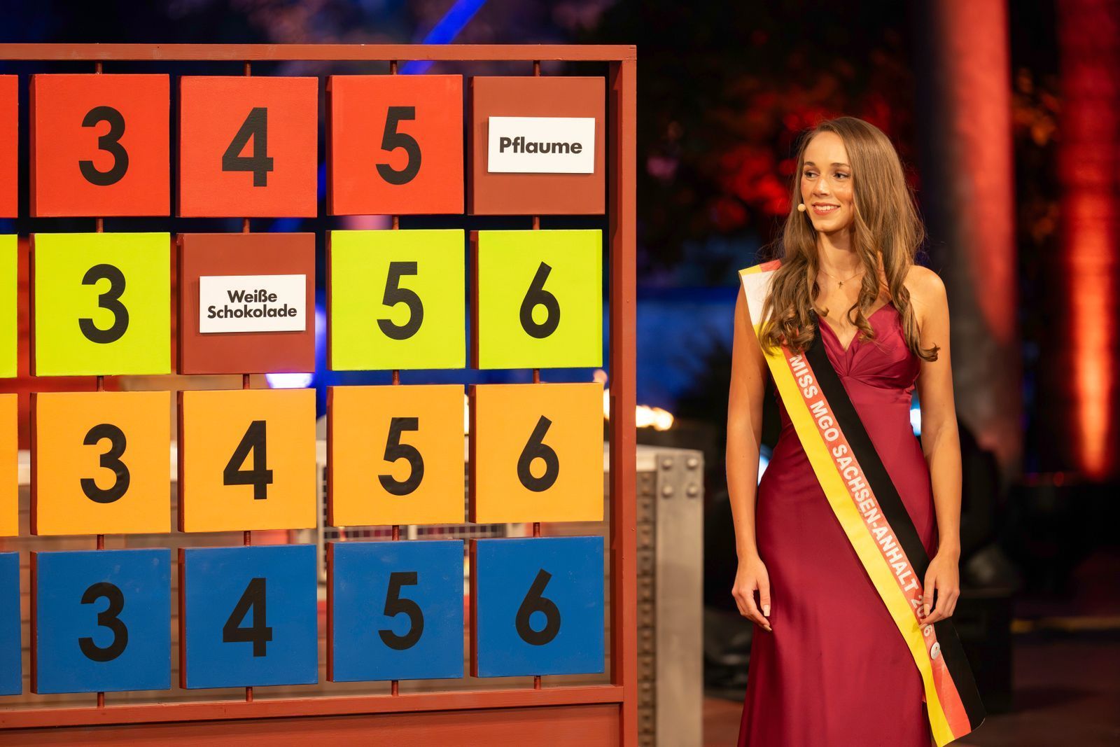 „Miss Sachsen-Anhalt“ Charlotte Bangemann nahm mit den Köchen die Auslosung der Essenszutaten vor. (Bild: RTL/Markus Hertrich)