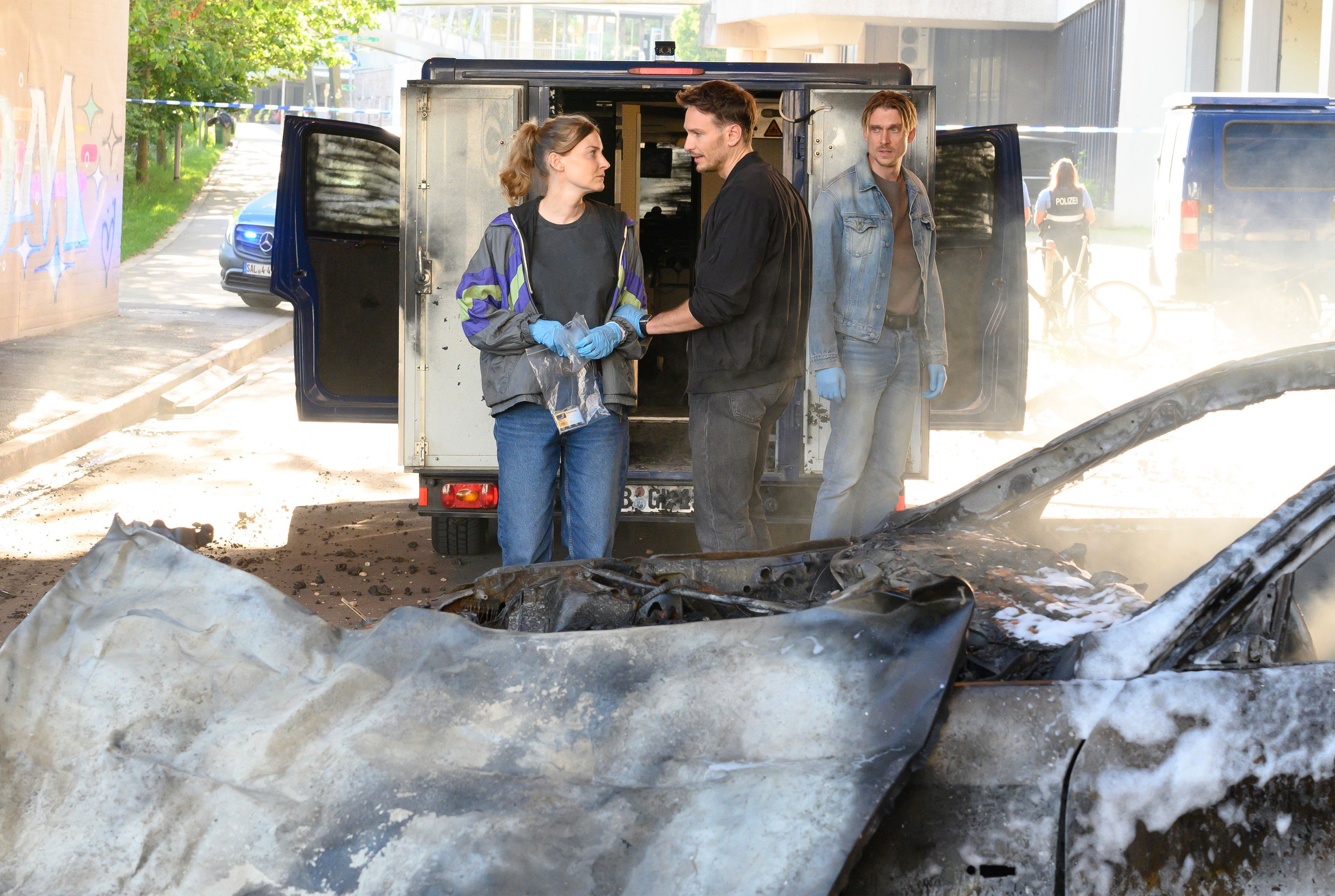 Hauptkommissarin Pia Heinrich (Ines Marie Westernströer), Hauptkommissar Leo Hölzer (Vladimir Burlakov) und Hauptkommissar Adam Schürk (Daniel Sträßer) in einer Szene aus „Tatort: Das Ende der Nacht“ (undatierte Aufnahme)