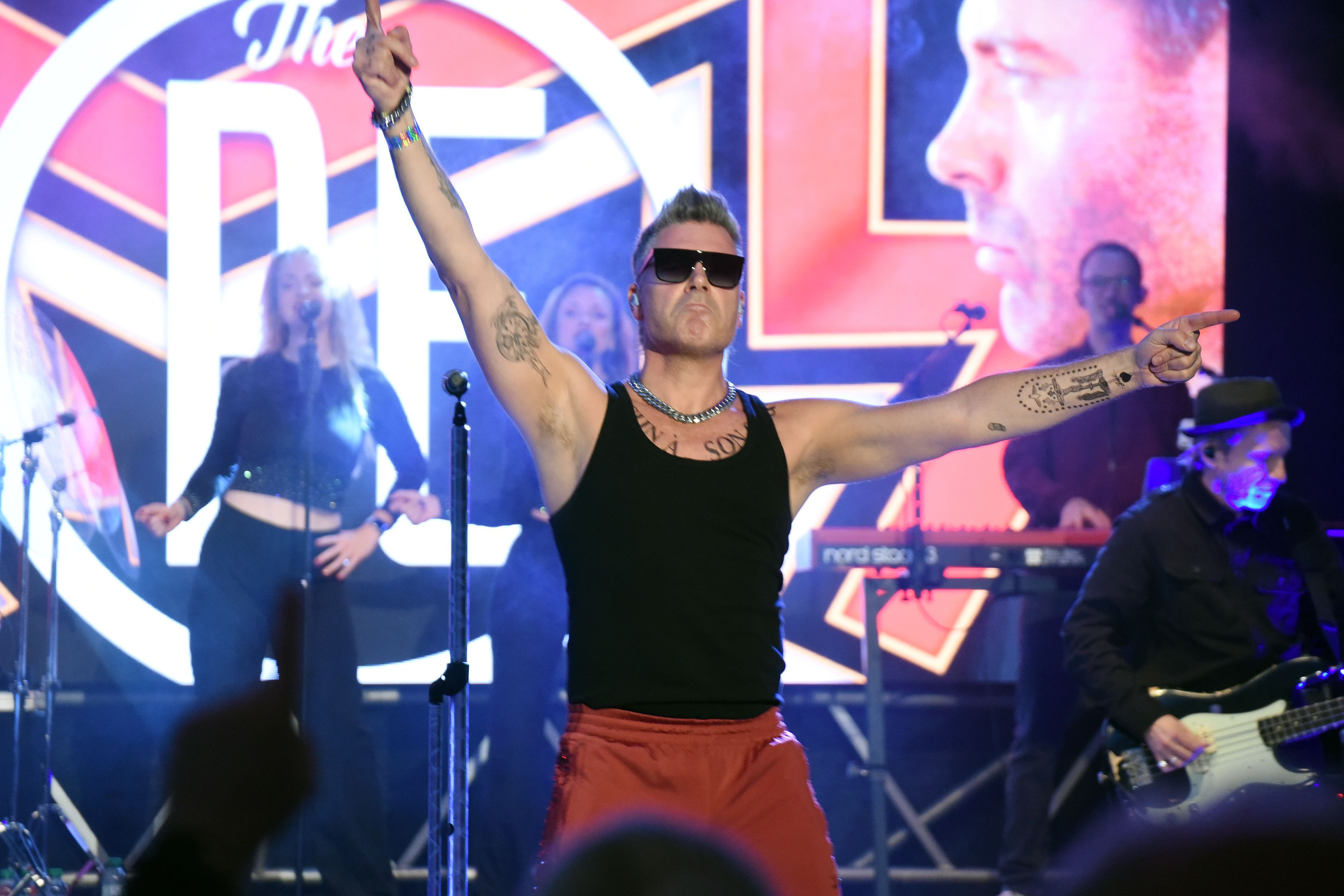 Unser Foto zeigt, wie Sänger Mario Nowack auf der Bühne posiert wie Robbie Williams.