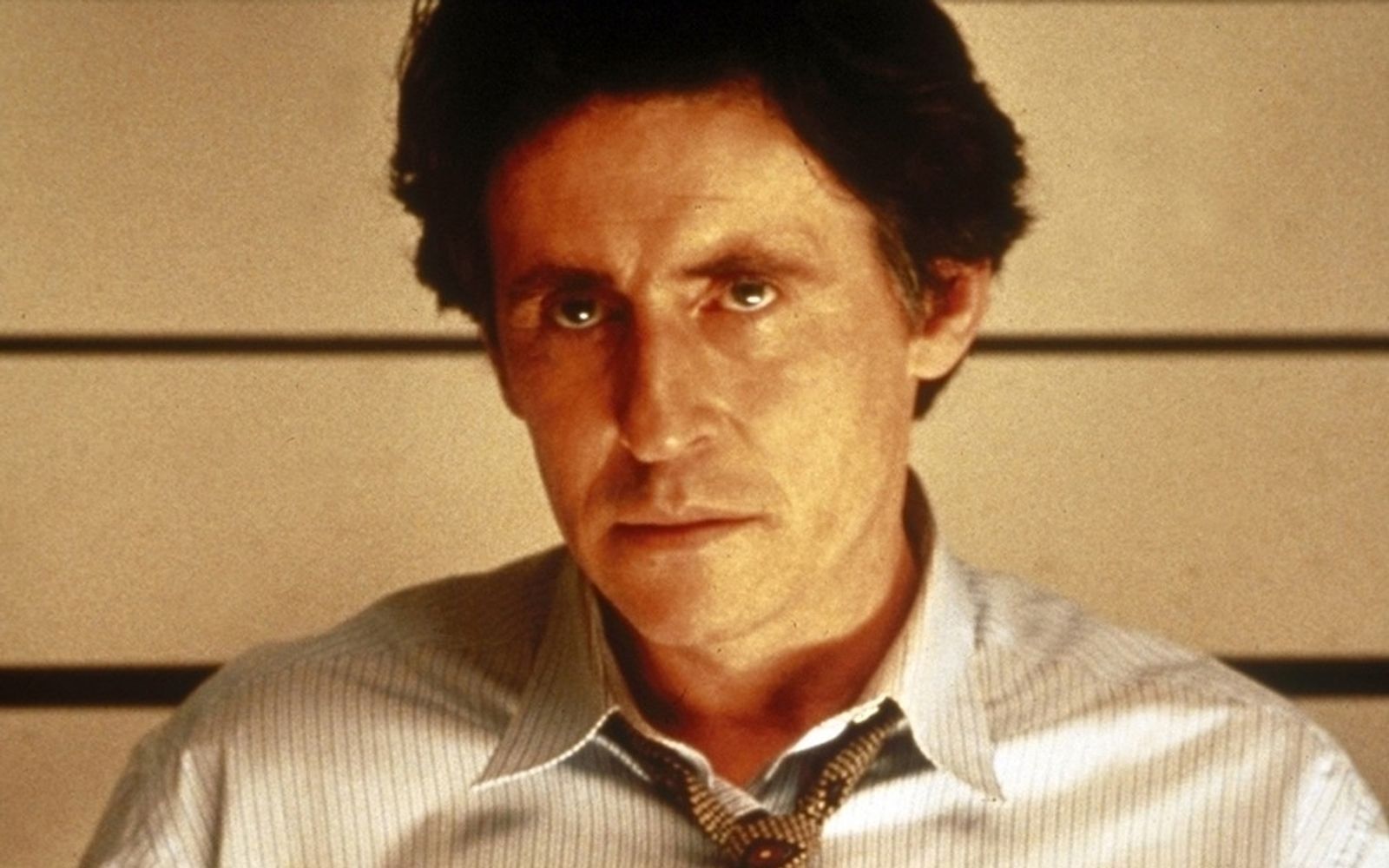 Die Freundin von Ex-Cop Keaton (Gabriel Byrne) arbeitet als Staatsanwältin. (Bild: AXN / Gramercy Pictures)