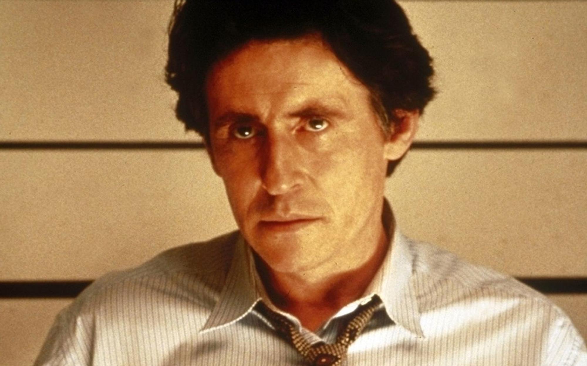 Die Freundin von Ex-Cop Keaton (Gabriel Byrne) arbeitet als Staatsanwältin. (Bild: AXN / Gramercy Pictures)