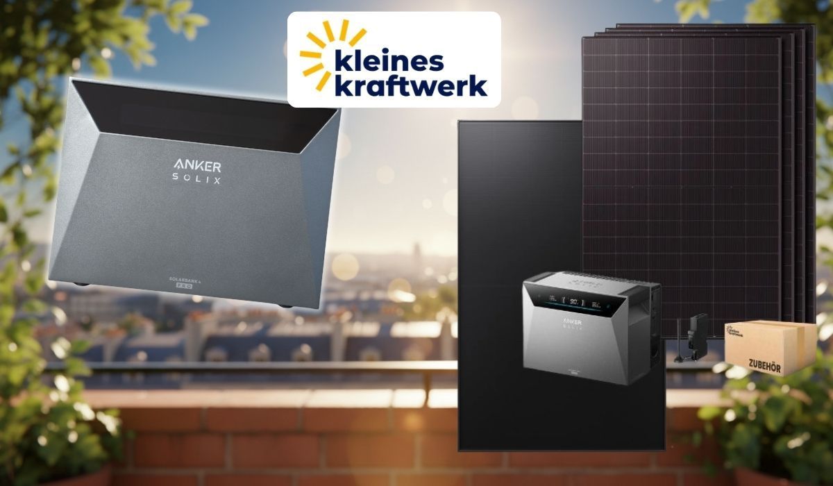 Kleines Kraftwerk Balkonkraftwerk-Set mit Anker SOLIX Solarbank 4 Pro Speicher und Solarmodulen vor einem Balkon mit Brüstung und Sonneneinstrahlung.