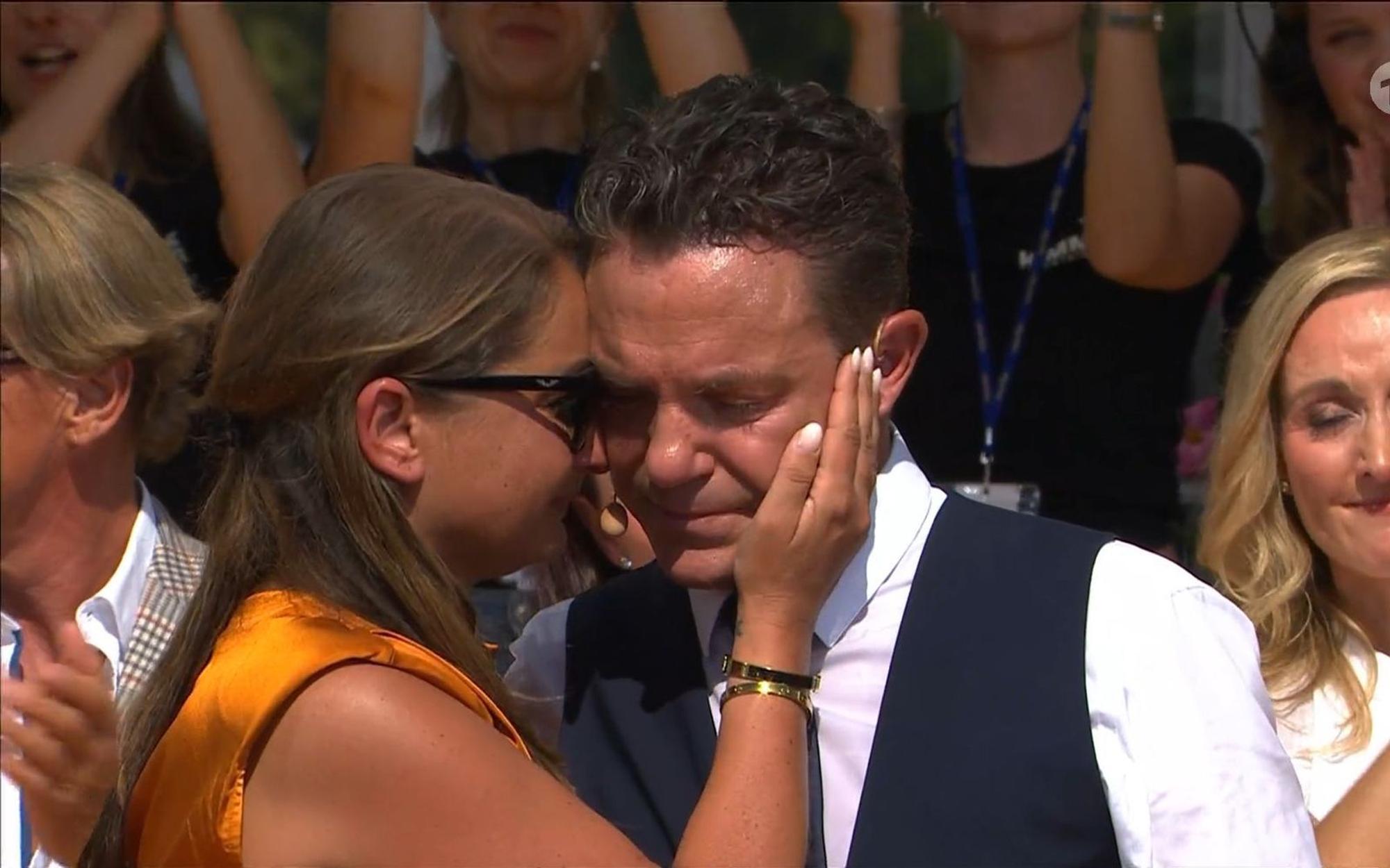 Stefan Mross und seine Partnerin Eva weinen. Die allerletzte Ausgabe von „Immer wieder sonntags“ ist zu Ende. (Bild: ARD)