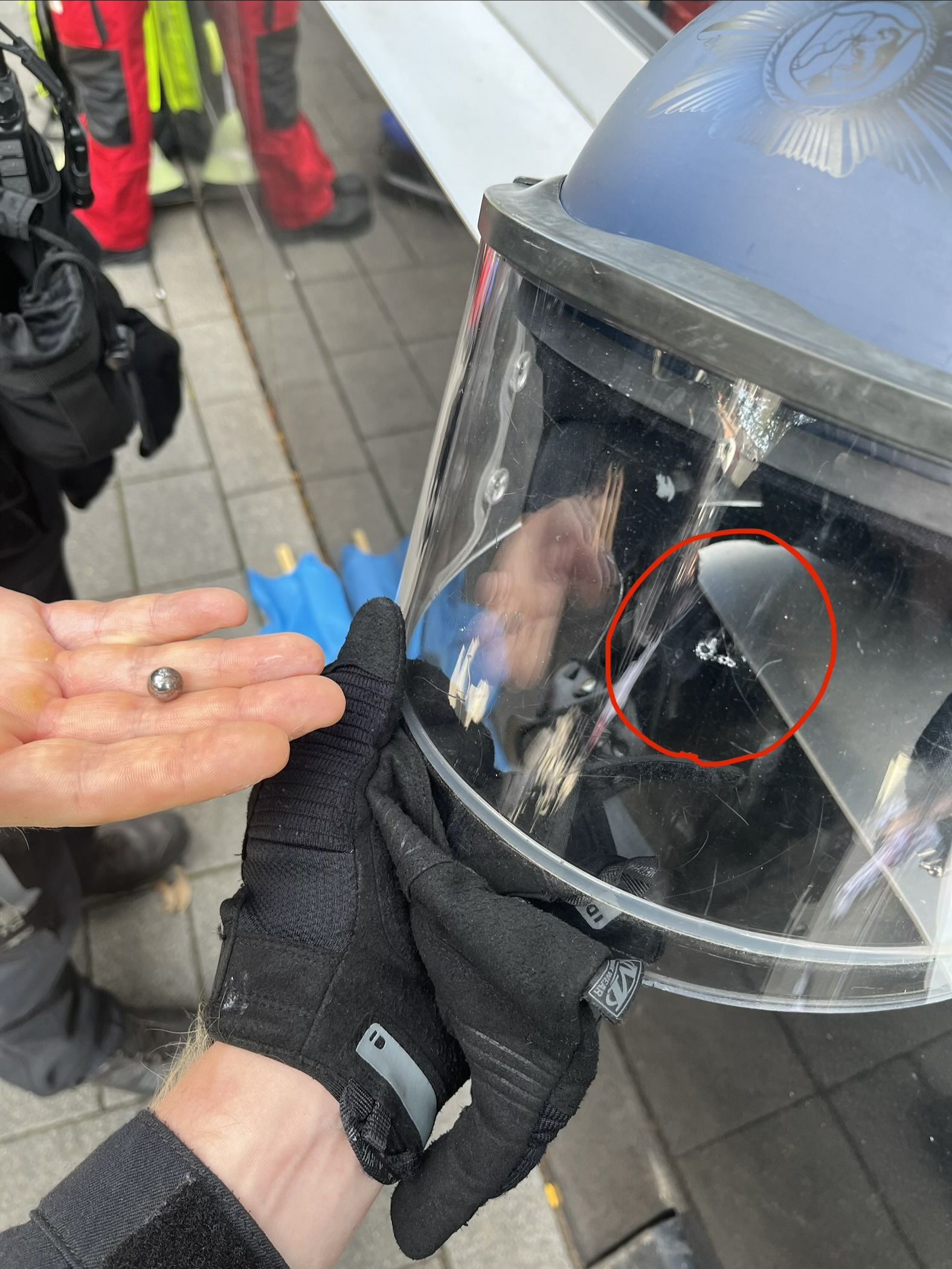 In Köln wurden Polizeibeamte aus einer Gruppe Teilnehmender mit Stahlkugeln beschossen.