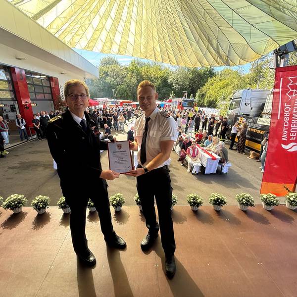 Oberbergs Vize-Kreisbrandmeister Mathias Schneider (links) übergibt die Ehrenurkunde an Philip Kramer, den Leiter des Löschzugs Thierseifen. Dieser gehört in Waldbröl zur Freiwilligen Feuerwehr.