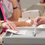 Magdeburg: Eine Wählerin wirft am Sonntag (6. September) in einem Wahllokal ihren Stimmzettel in eine Wahlurne.