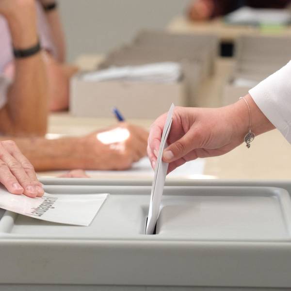 Magdeburg: Eine Wählerin wirft am Sonntag (6. September) in einem Wahllokal ihren Stimmzettel in eine Wahlurne.