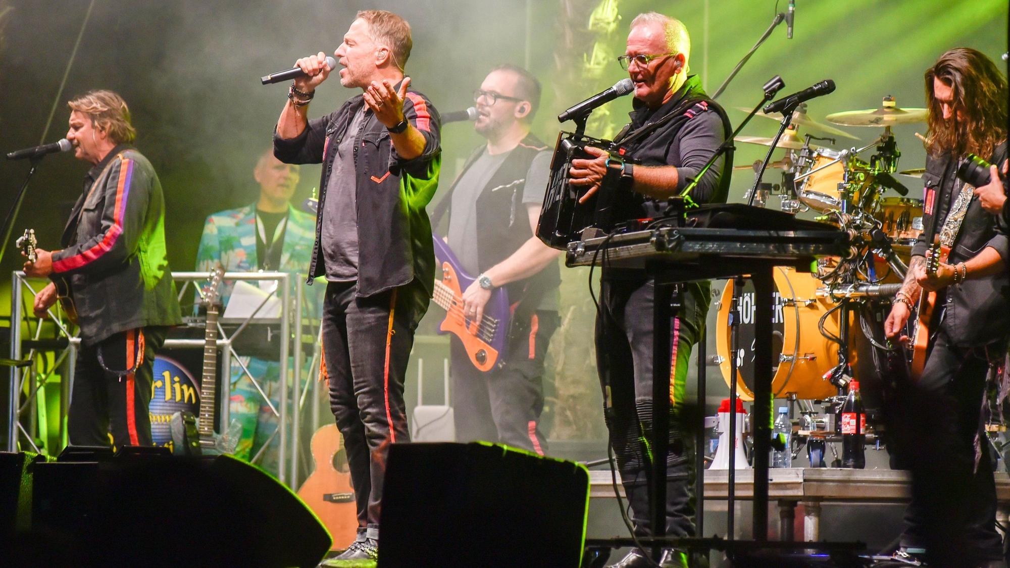 Auf dem Bild ist die Band „Die Höhner“ auf der Bühne zu sehen.