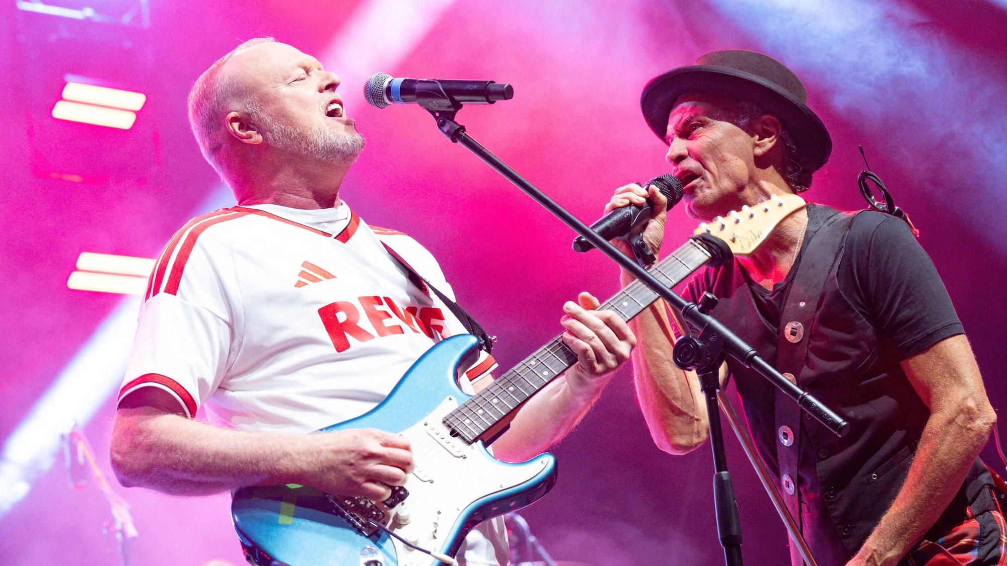 Stefan Raab mit Peter Brings während des Jubiläumskonzertes zum 35‑jährigen Bestehen der Band Brings auf dem Kölner Roncalliplatz. (Archivbild)