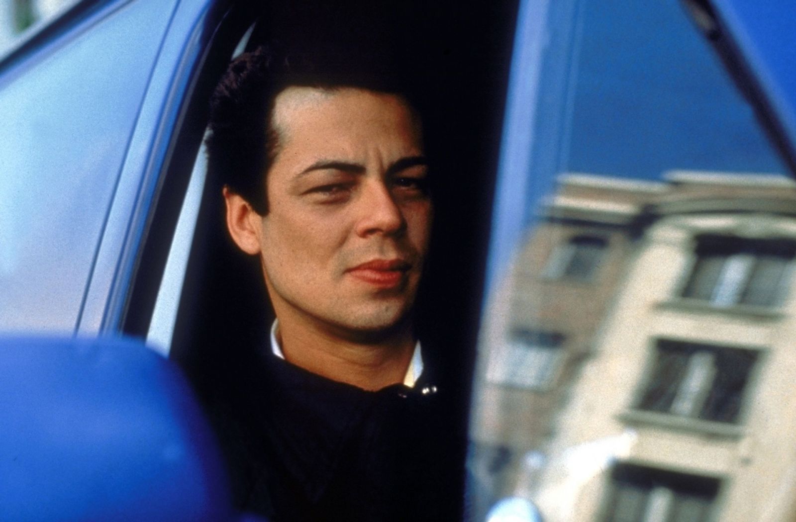 Fenster (Benicio Del Toro) will aus dem Coup aussteigen, doch er macht einen gefährlichen Fehler. (Bild: AXN / Gramercy Pictures)