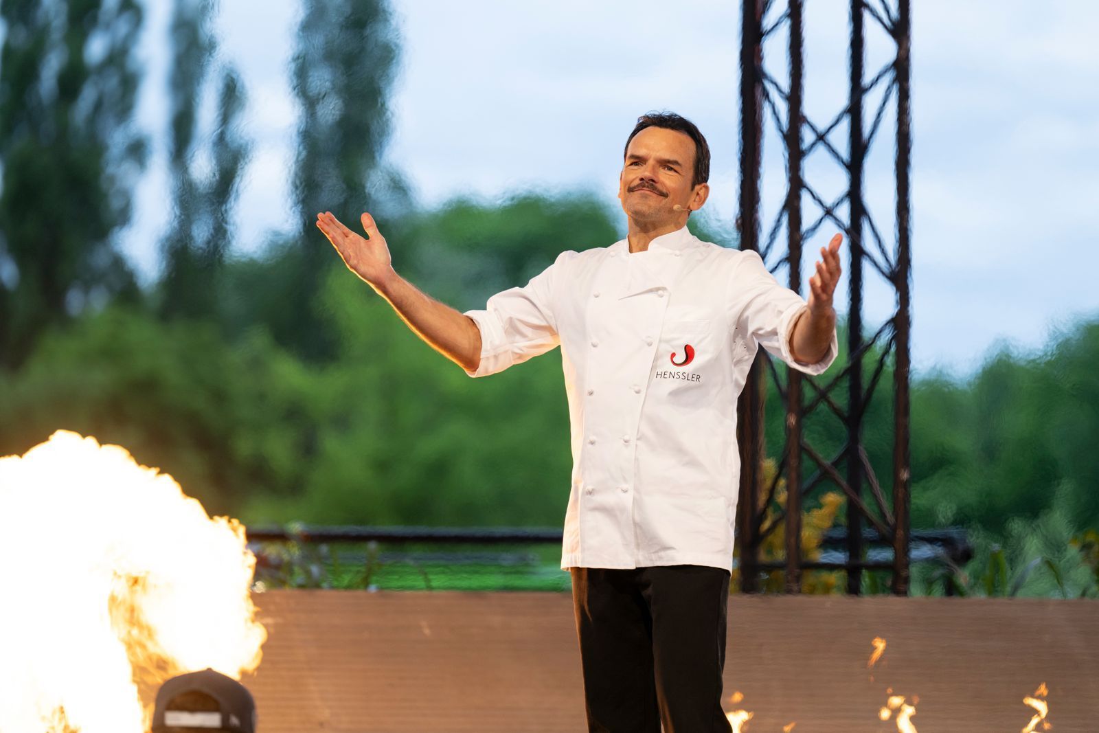 Dessert verloren, aber am Ende das Coach-Special souverän 115:105 gewonnen: Steffen Henssler ist im „Sommer-Special 2026“ weiter unbesiegt. (Bild: RTL/Markus Hertrich)