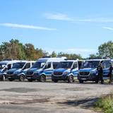 Zahlreiche Polizeikräfte sammeln sich für einen Großeinsatz auf einem Parkplatz in der Nähe des Hambacher Forst.