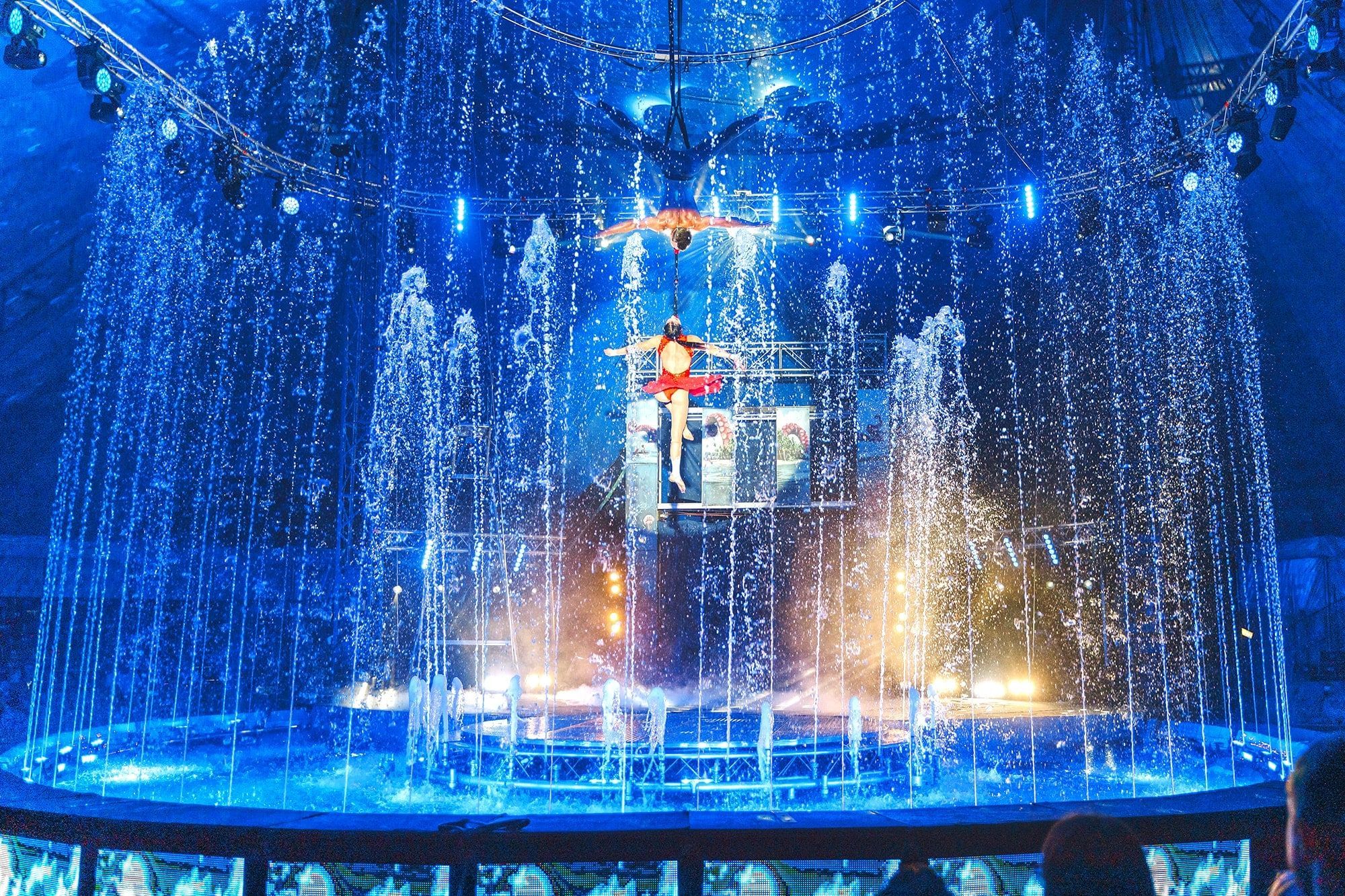 Waterland Circus kommt erstmals nach Köln: Die Manege besteht aus Wasser. Artisten und Tänzer führen ihre Kunststücke am und im Wasser aus.