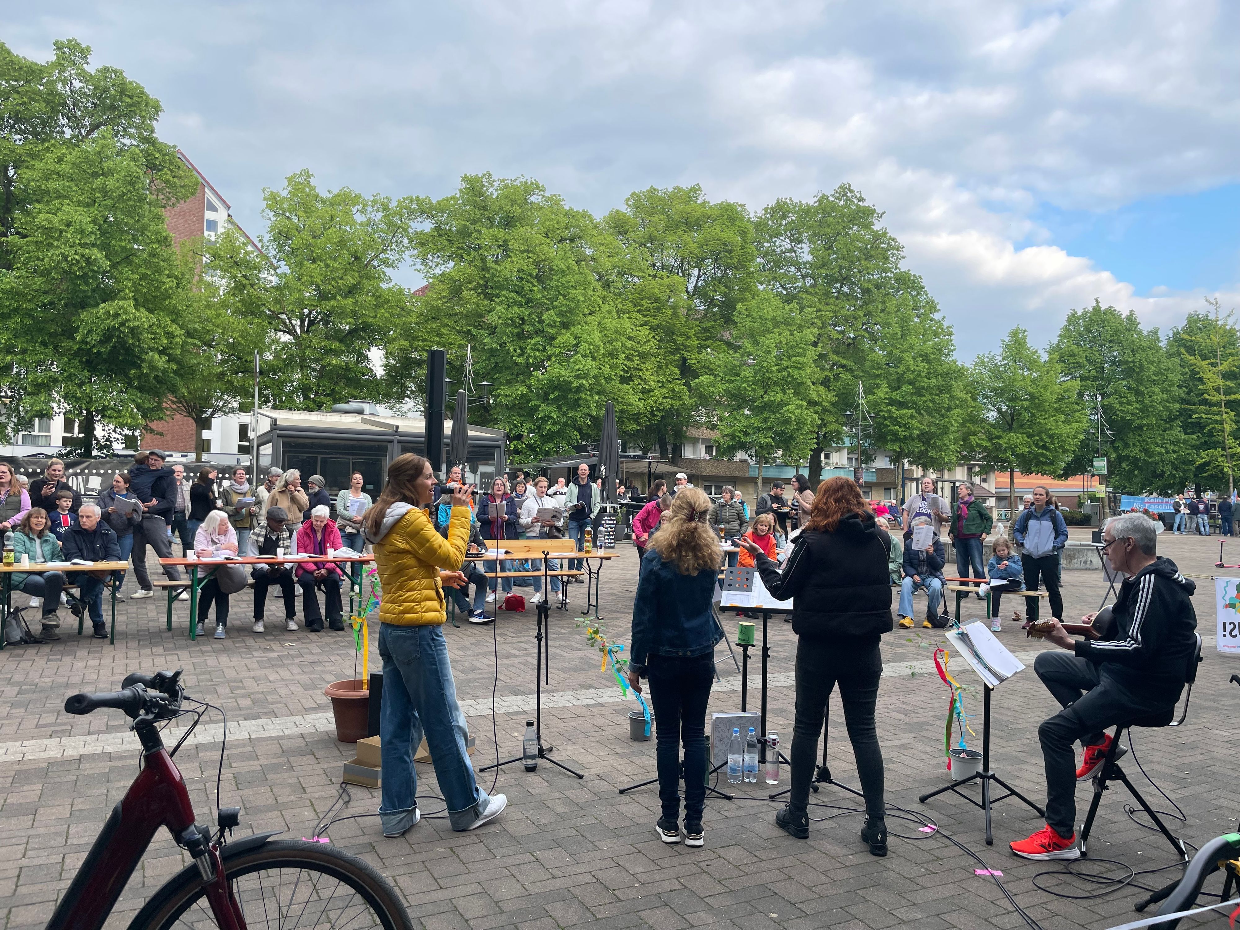 Seit Februar an jedem Donnerstag ein gewohntes Bild auf dem Marktplatz in Kerpen-Horrem: das Bündnis auf der einen Seite, die AfD auf der anderen (hinten im Bild zu sehen).